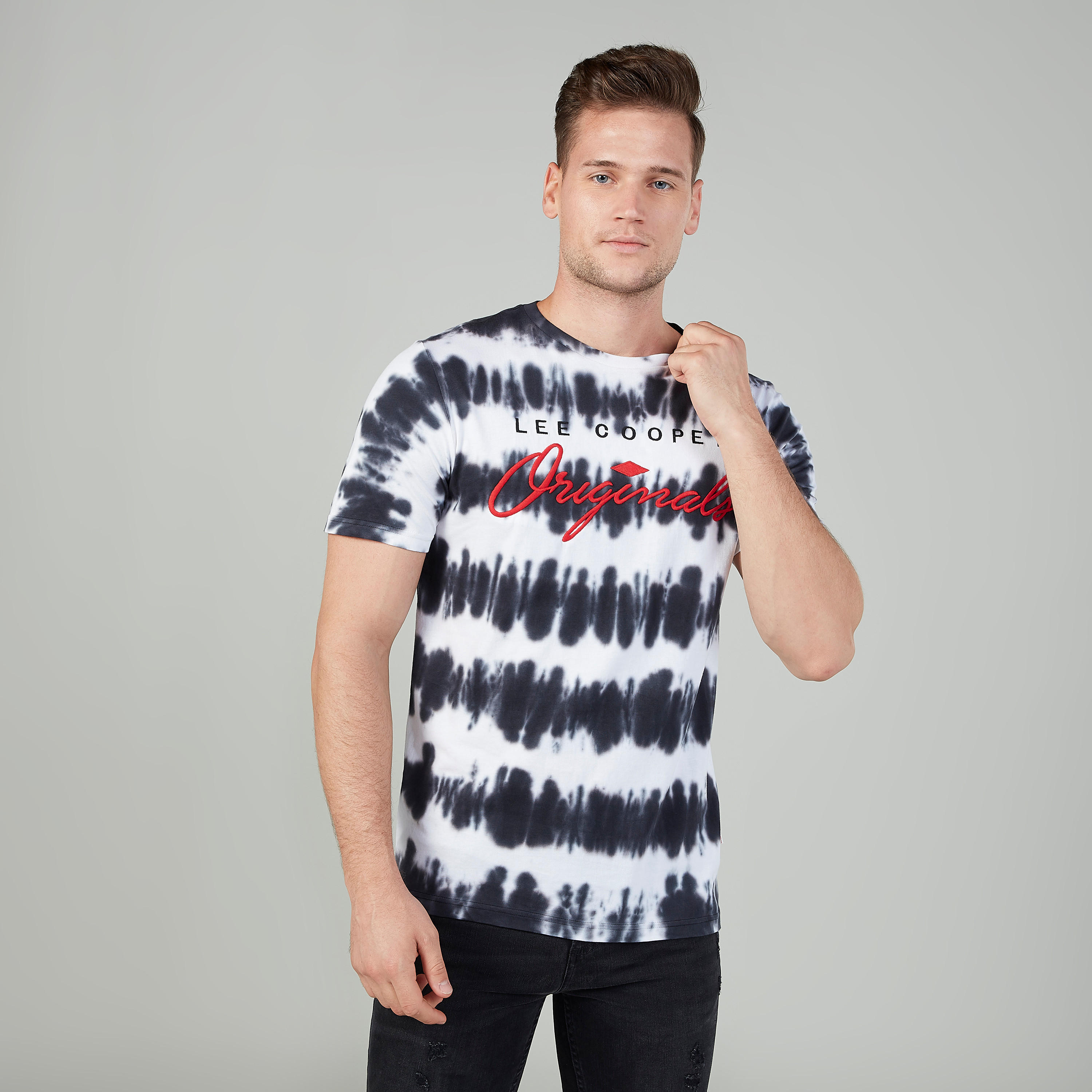 تيشيرت مستدام بياقة ضيّقة وأكمام قصيرة وطبعات من لي كوبر-men-clothing-tshirtsandpolos-tshirts-image-1