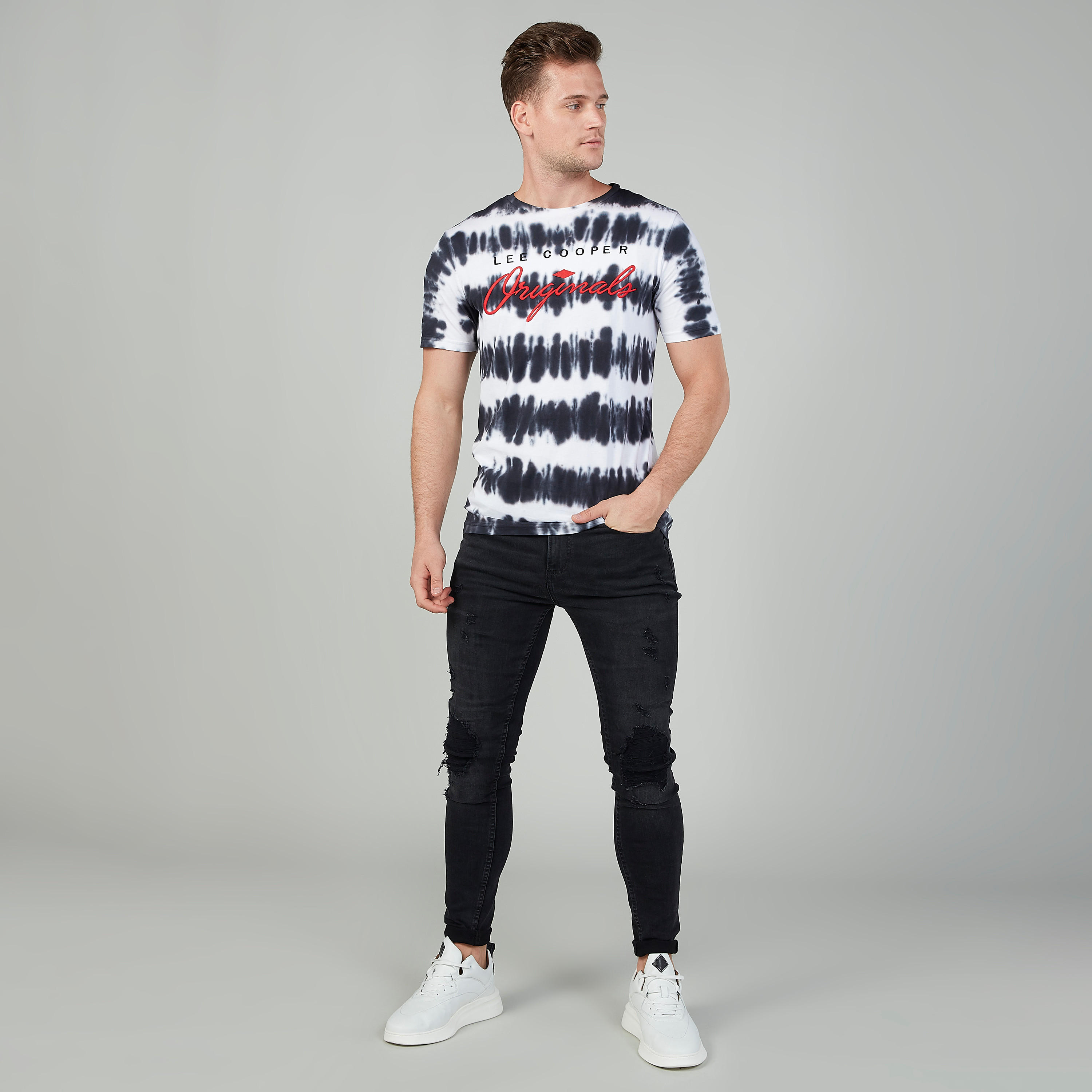 تيشيرت مستدام بياقة ضيّقة وأكمام قصيرة وطبعات من لي كوبر-men-clothing-tshirtsandpolos-tshirts-image-2