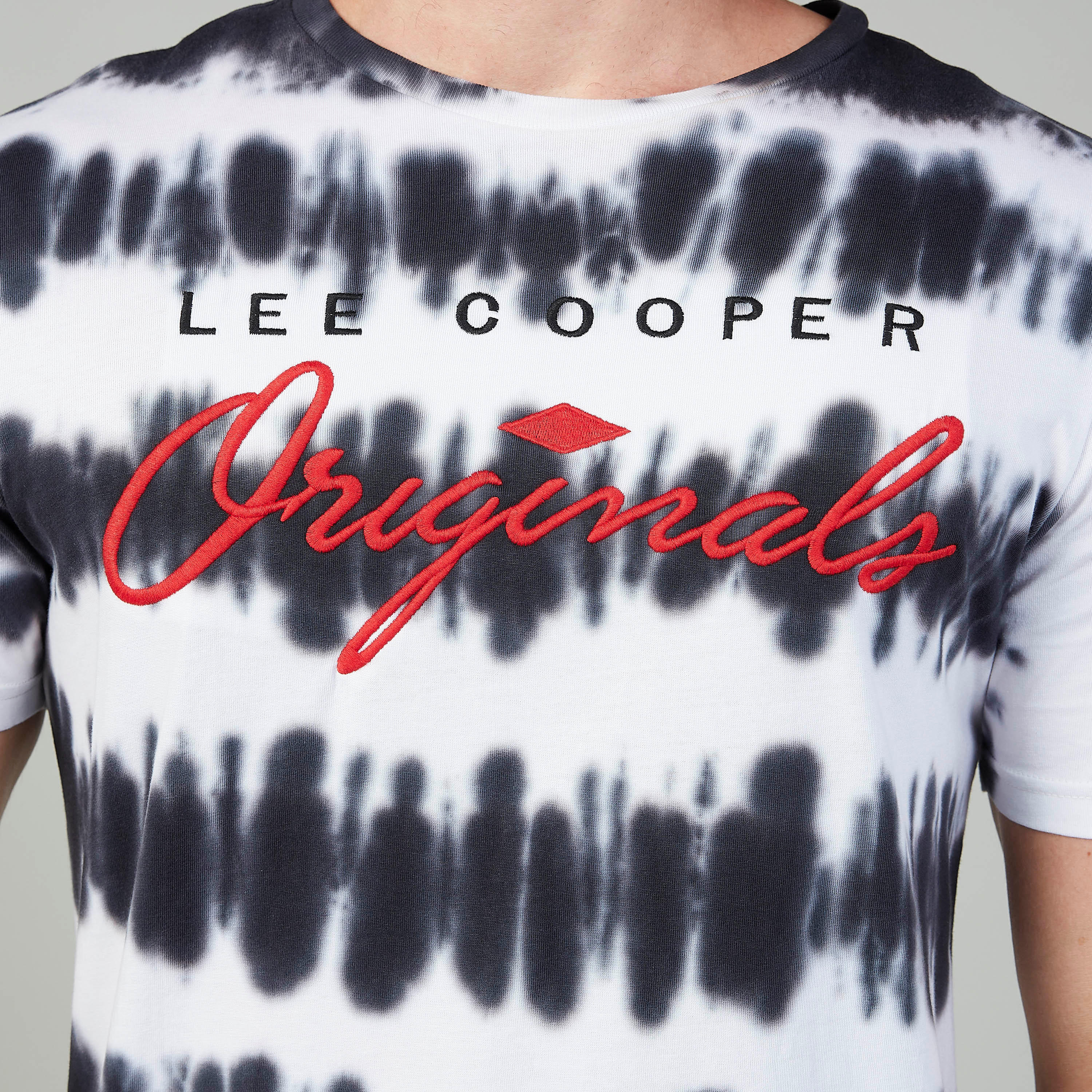 تيشيرت مستدام بياقة ضيّقة وأكمام قصيرة وطبعات من لي كوبر-men-clothing-tshirtsandpolos-tshirts-image-3