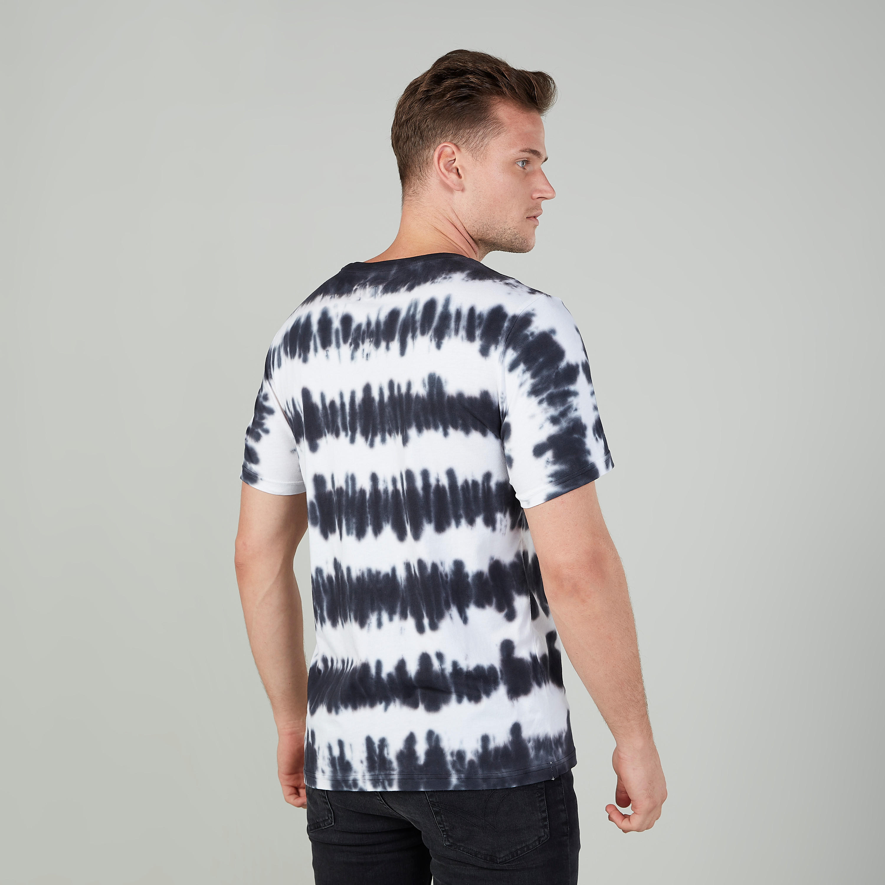 تيشيرت مستدام بياقة ضيّقة وأكمام قصيرة وطبعات من لي كوبر-men-clothing-tshirtsandpolos-tshirts-image-4