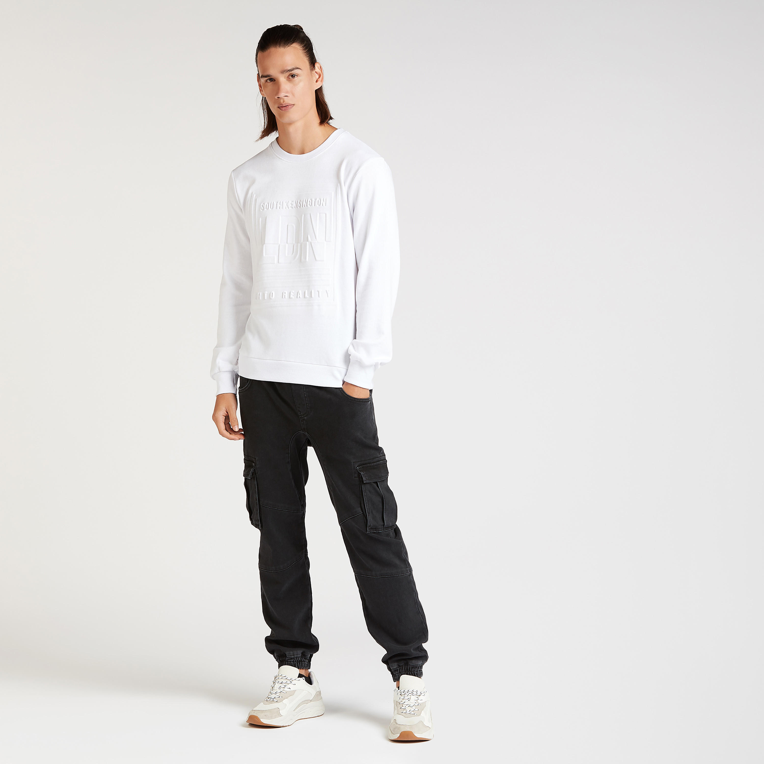 بنطلون كارجو مستدام سادة بخصر متوسط الارتفاع وتفاصيل جيوب-men-clothing-bottoms-joggers-image-4