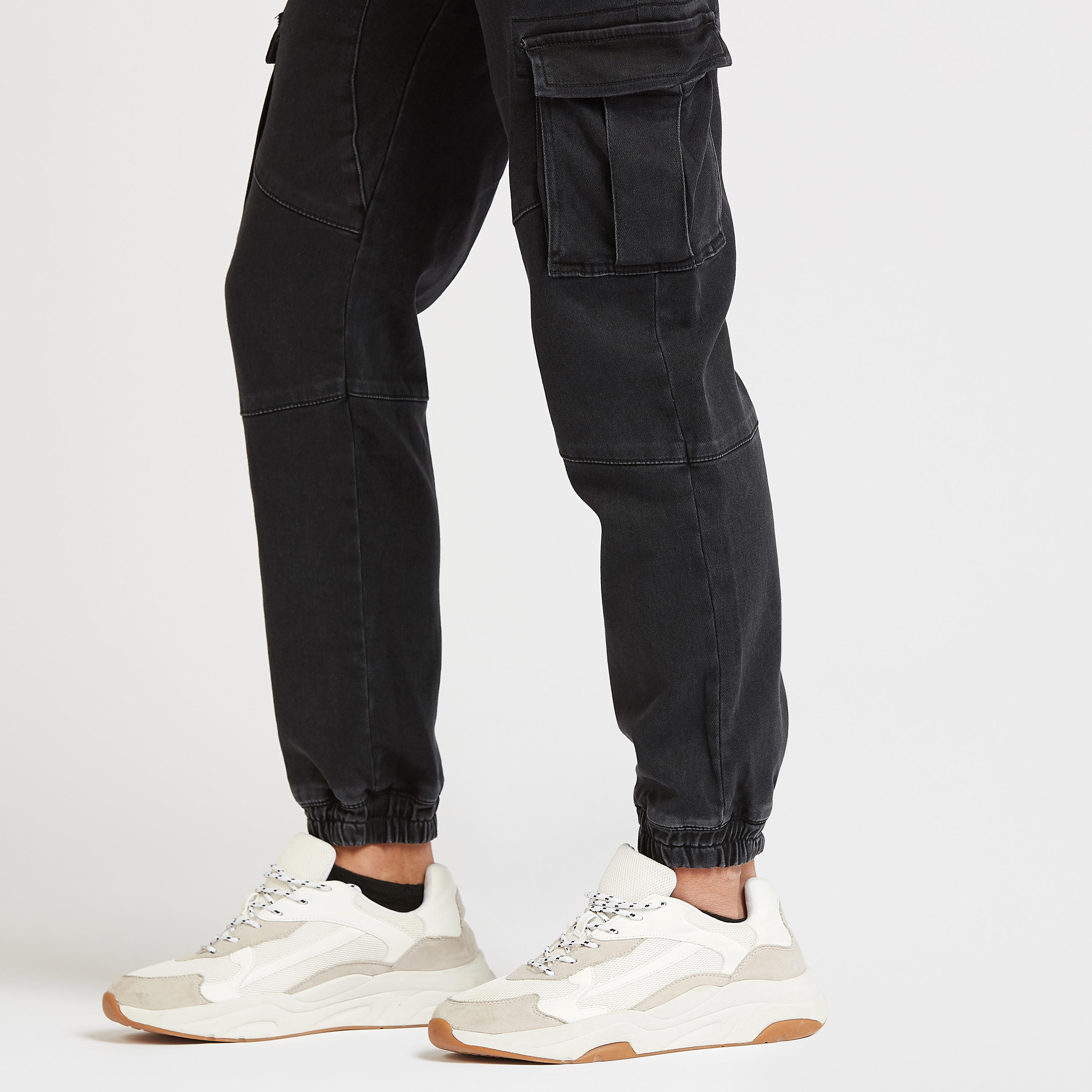 بنطلون كارجو مستدام سادة بخصر متوسط الارتفاع وتفاصيل جيوب-men-clothing-bottoms-joggers-image-3
