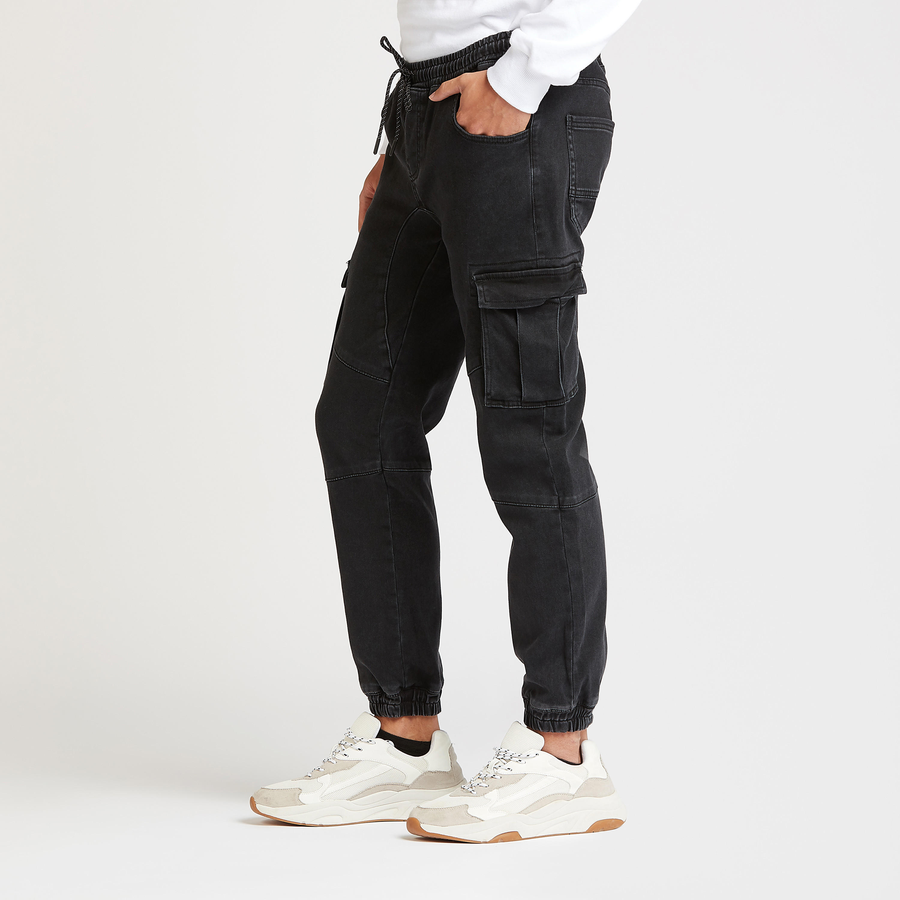 بنطلون كارجو مستدام سادة بخصر متوسط الارتفاع وتفاصيل جيوب-men-clothing-bottoms-joggers-image-1