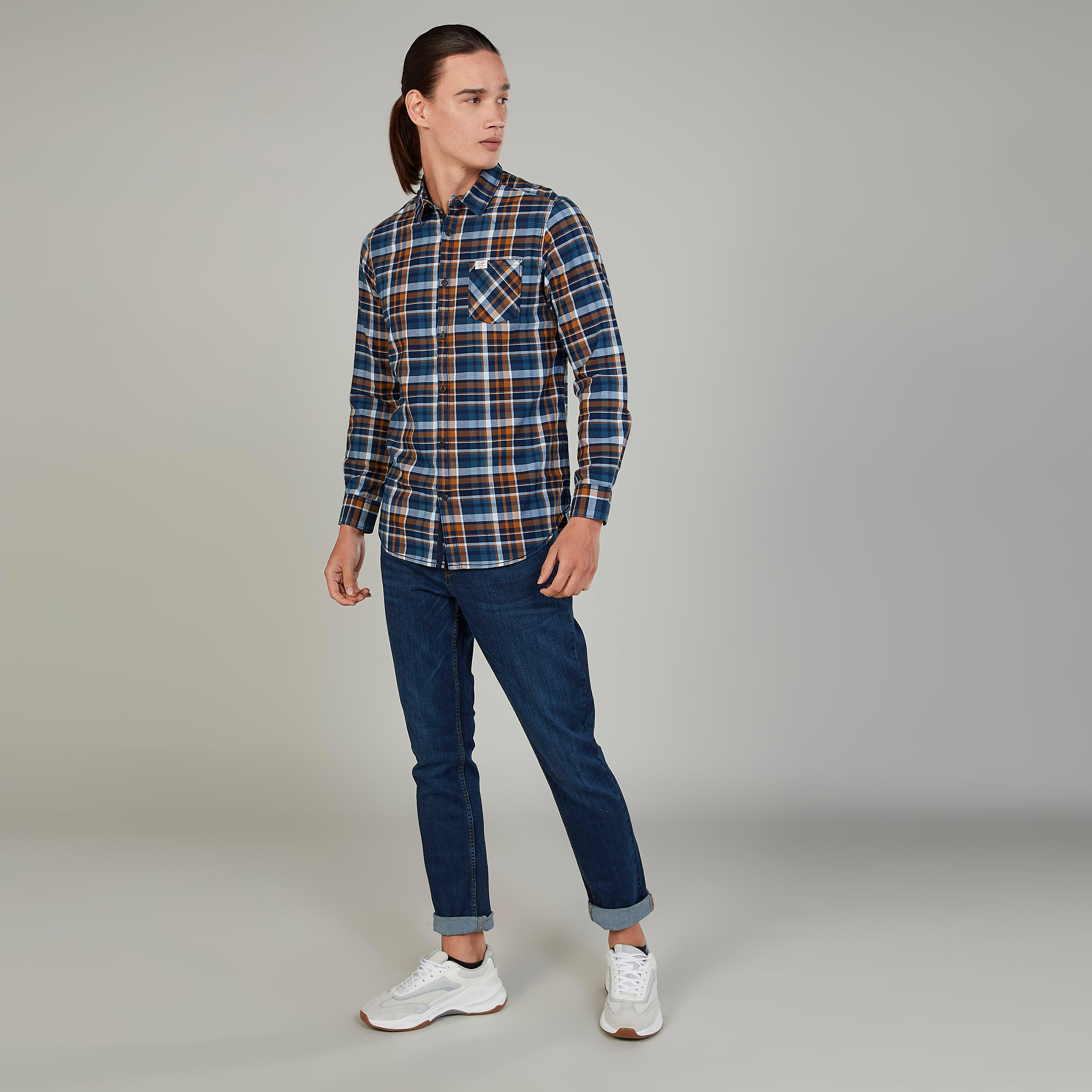 قميص مستدام كاروهات سليم فيت بأكمام طويلة وجيب على الصدر-men-clothing-shirts-image-2