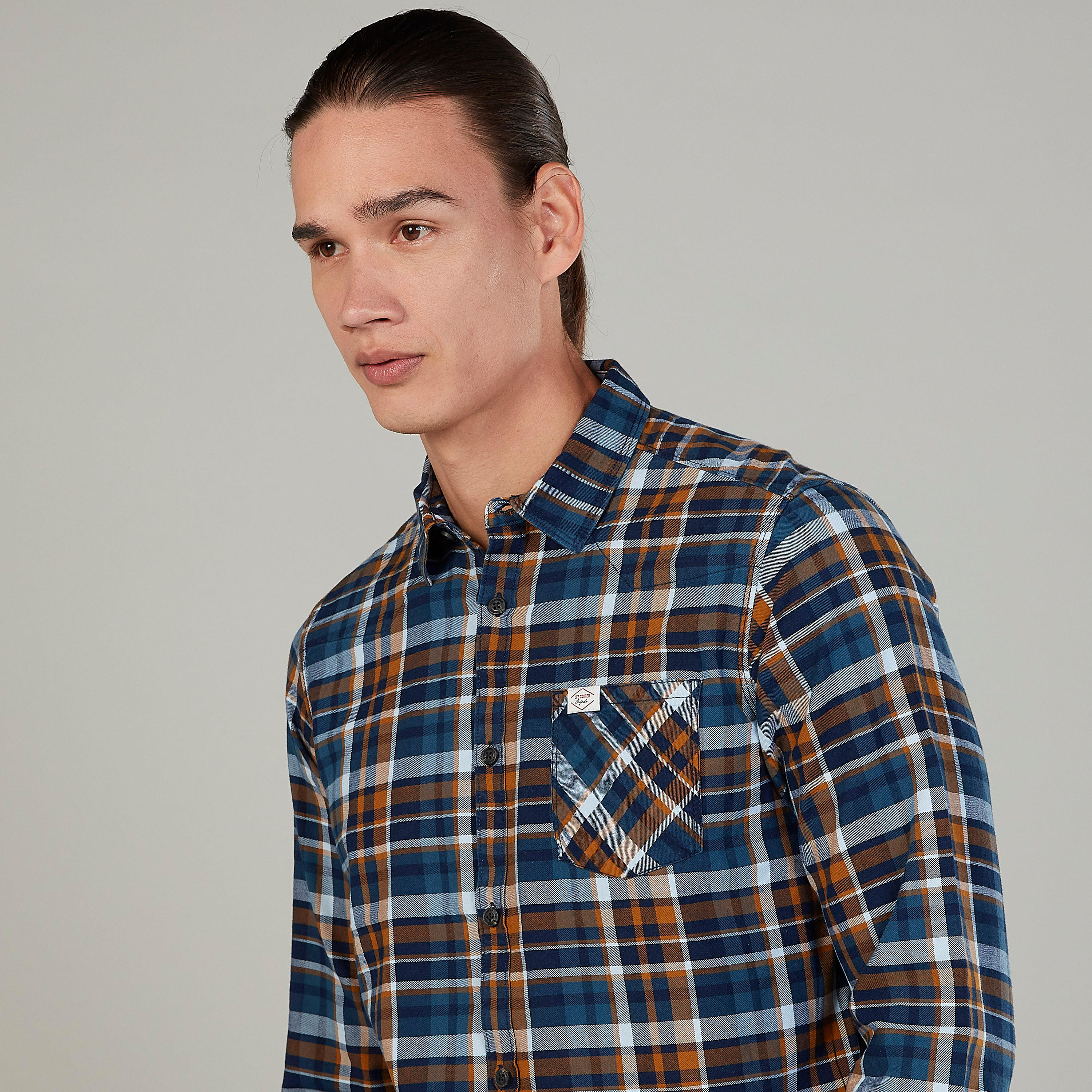قميص مستدام كاروهات سليم فيت بأكمام طويلة وجيب على الصدر-men-clothing-shirts-image-3