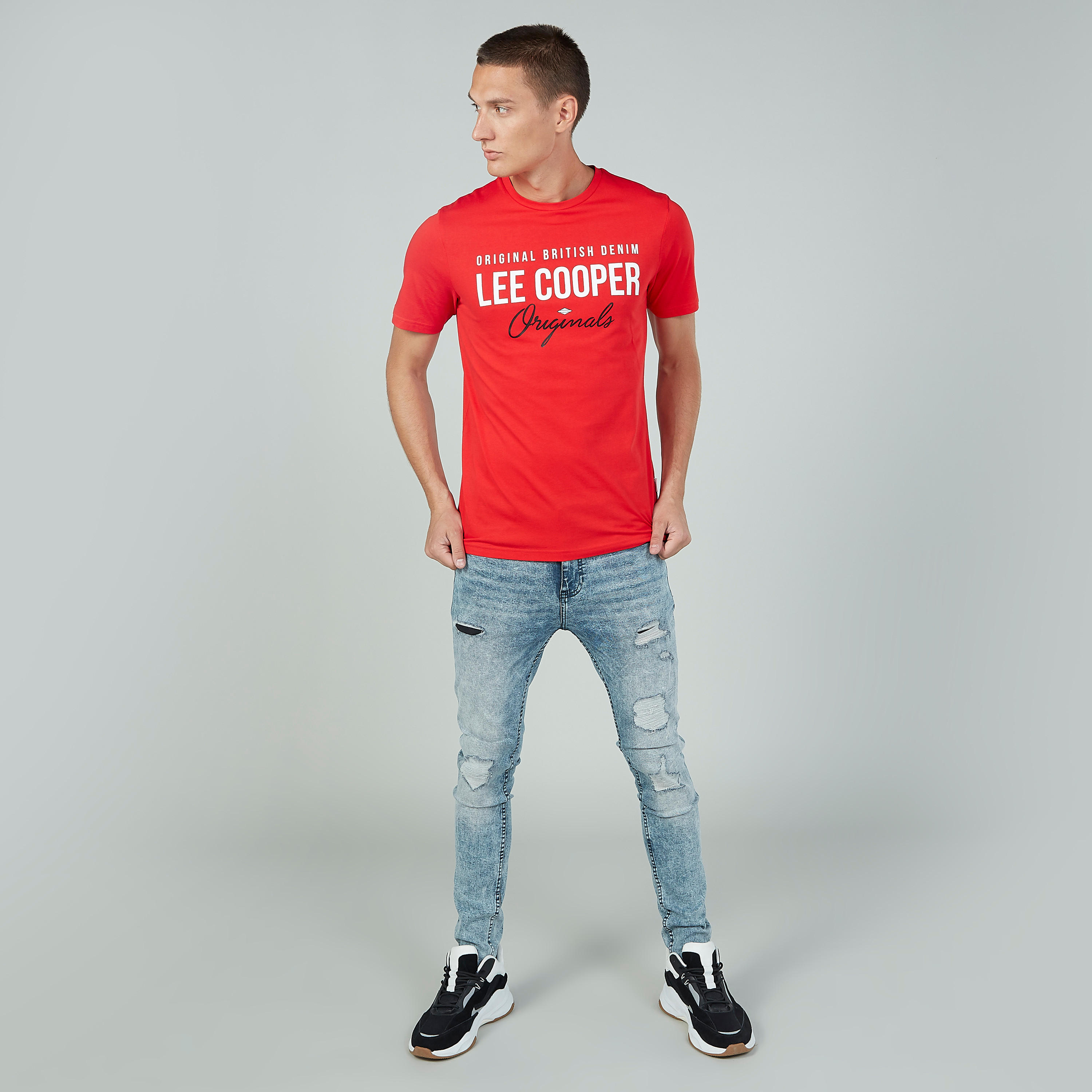تيشيرت مستدام بياقة ضيّقة وأكمام قصيرة وطبعات من لي كوبر-men-clothing-tshirtsandpolos-tshirts-image-2