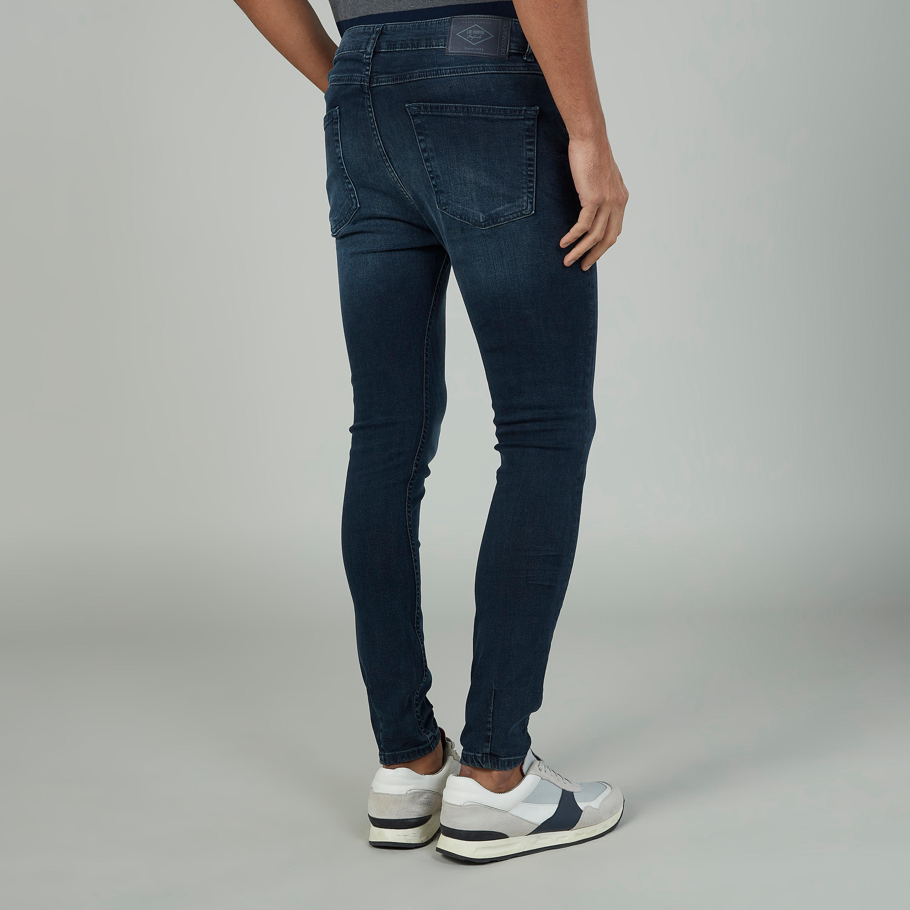 بلوزة مستدامة قصيرة بياقة مستديرة بطبعات من لي كوبر-men-clothing-bottoms-jeans-image-4