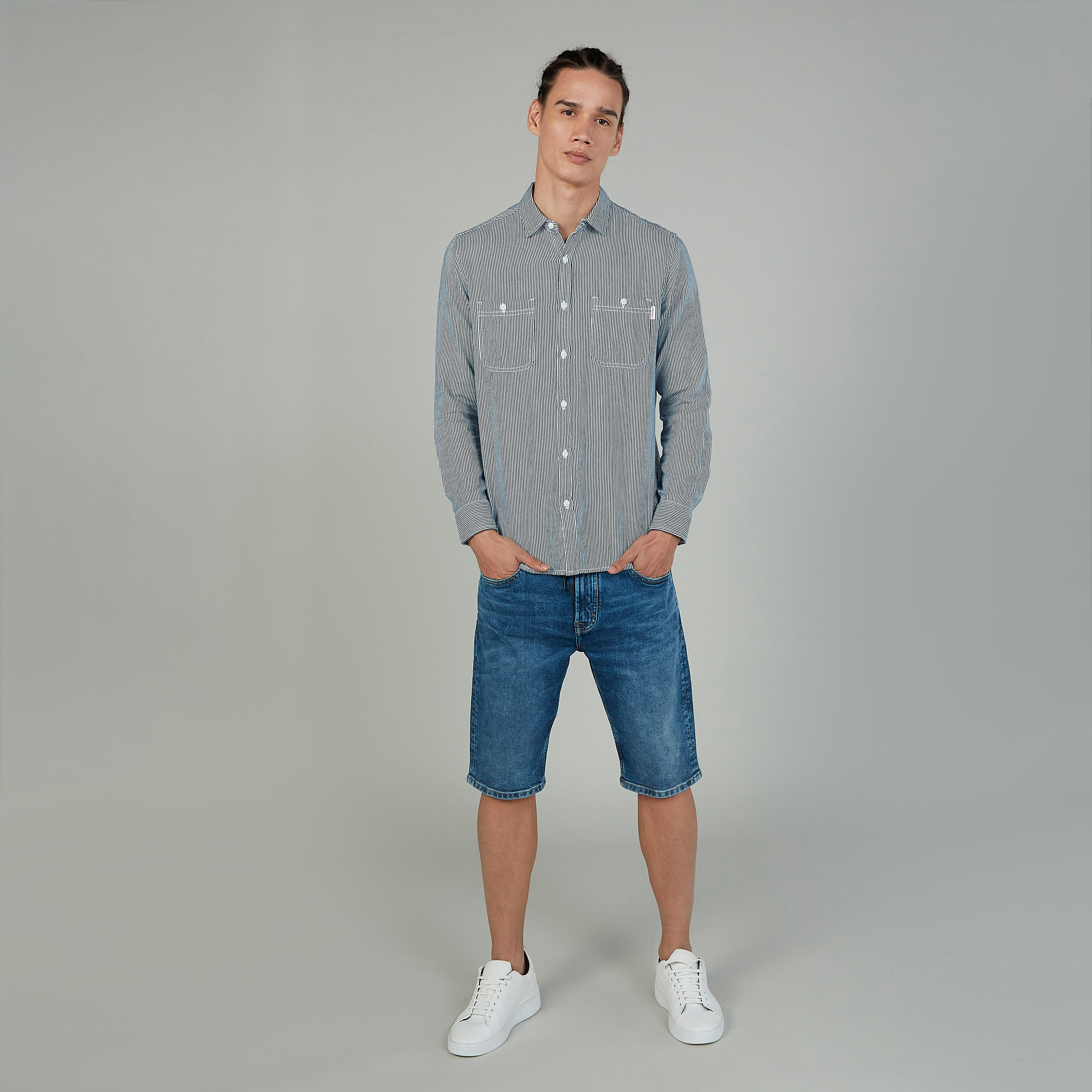 تيشيرت مستدام سليم بياقة ضيّقة وطبعات سمايلي وورلد -men-clothing-shirts-image-4