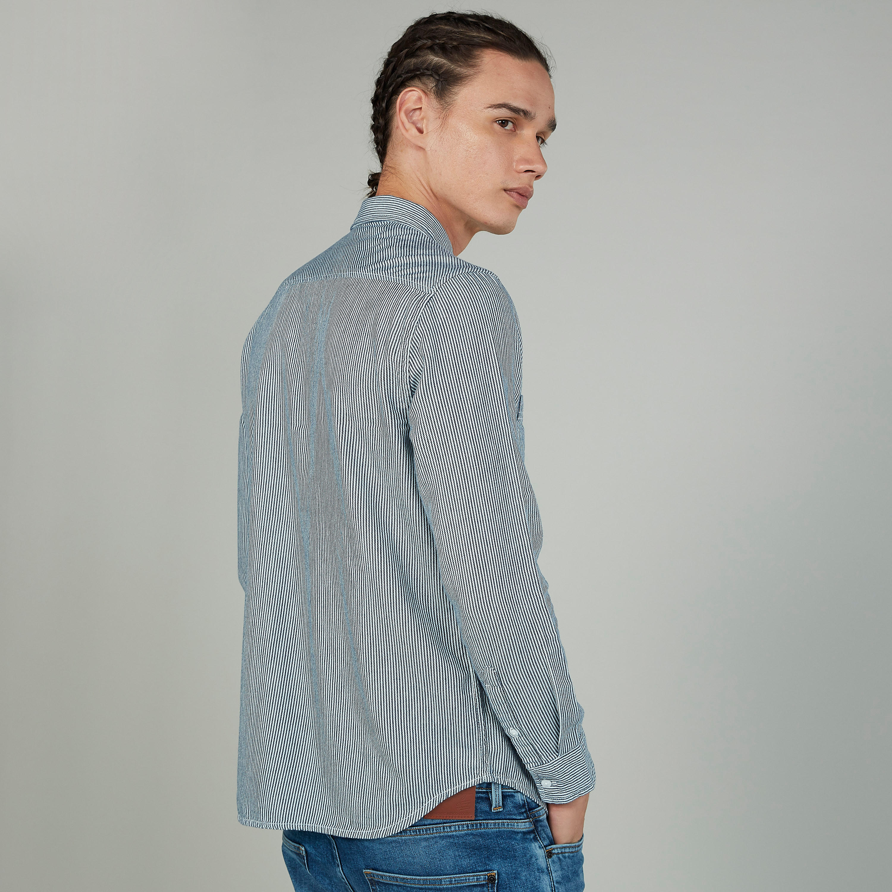 تيشيرت مستدام سليم بياقة ضيّقة وطبعات سمايلي وورلد -men-clothing-shirts-image-2