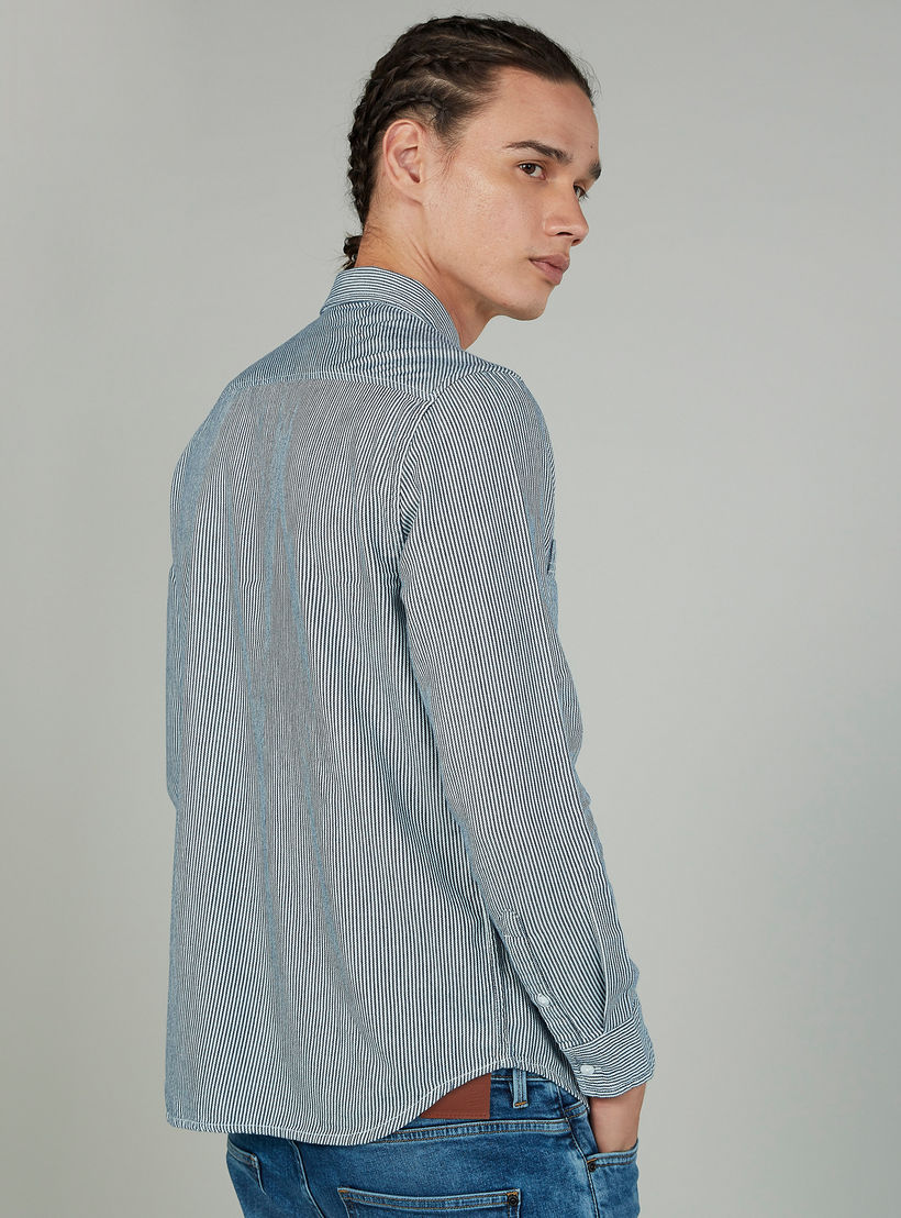 تيشيرت مستدام سليم بياقة ضيّقة وطبعات سمايلي وورلد -men-clothing-shirts-image-2