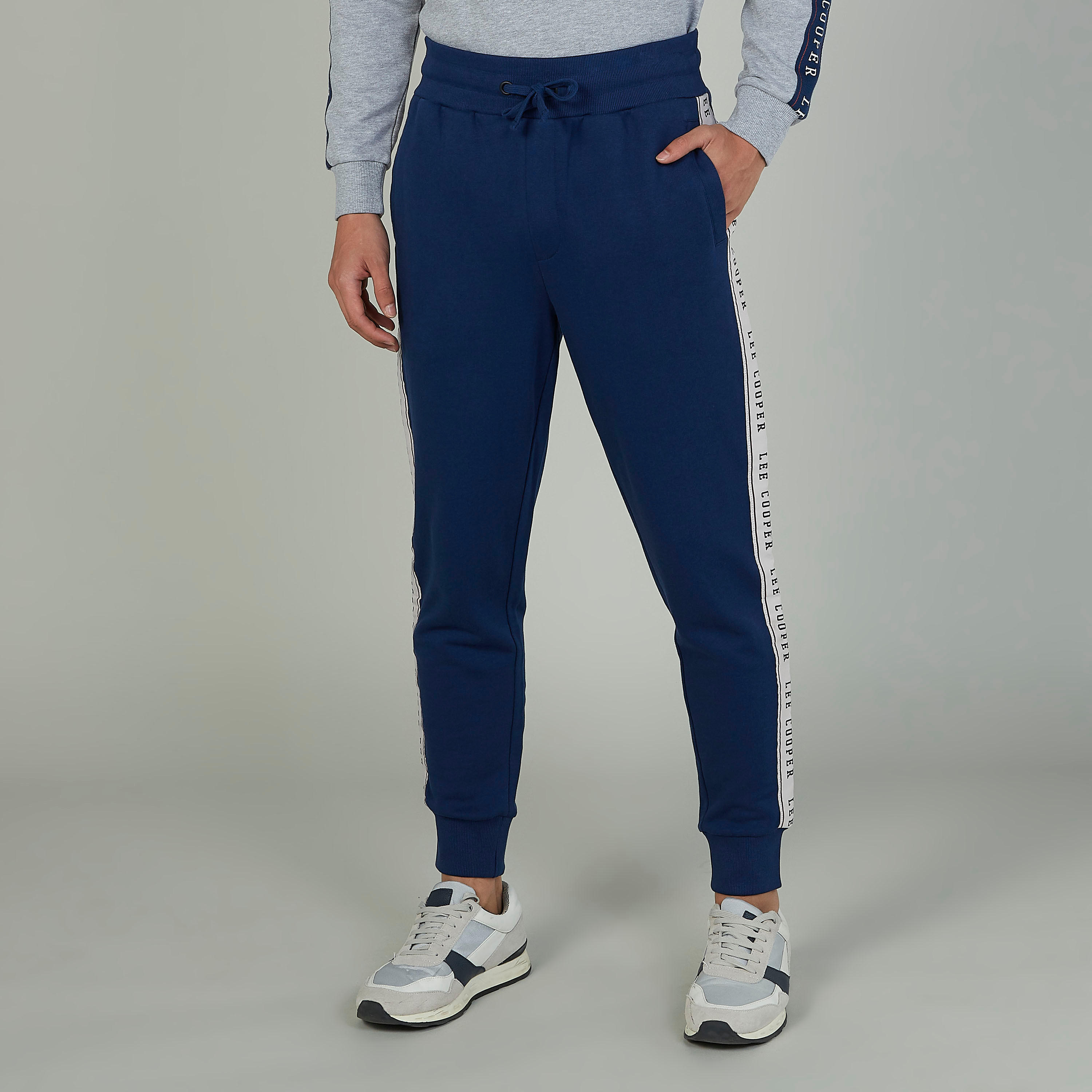 بنطلون رياضي بشريطة وطبعات وجيوب من لي كوبر-men-clothing-bottoms-joggers-image-1