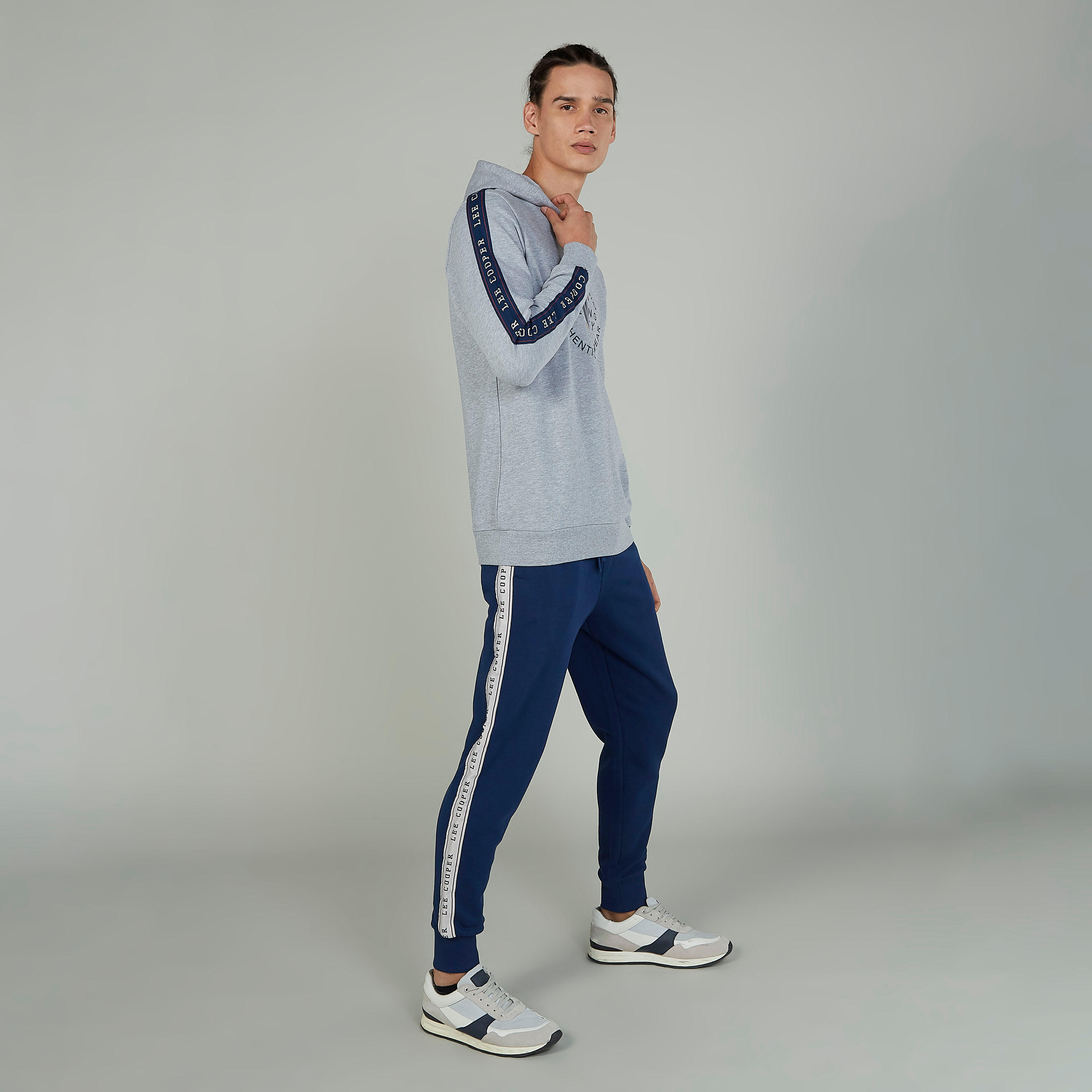 بنطلون رياضي بشريطة وطبعات وجيوب من لي كوبر-men-clothing-bottoms-joggers-image-2