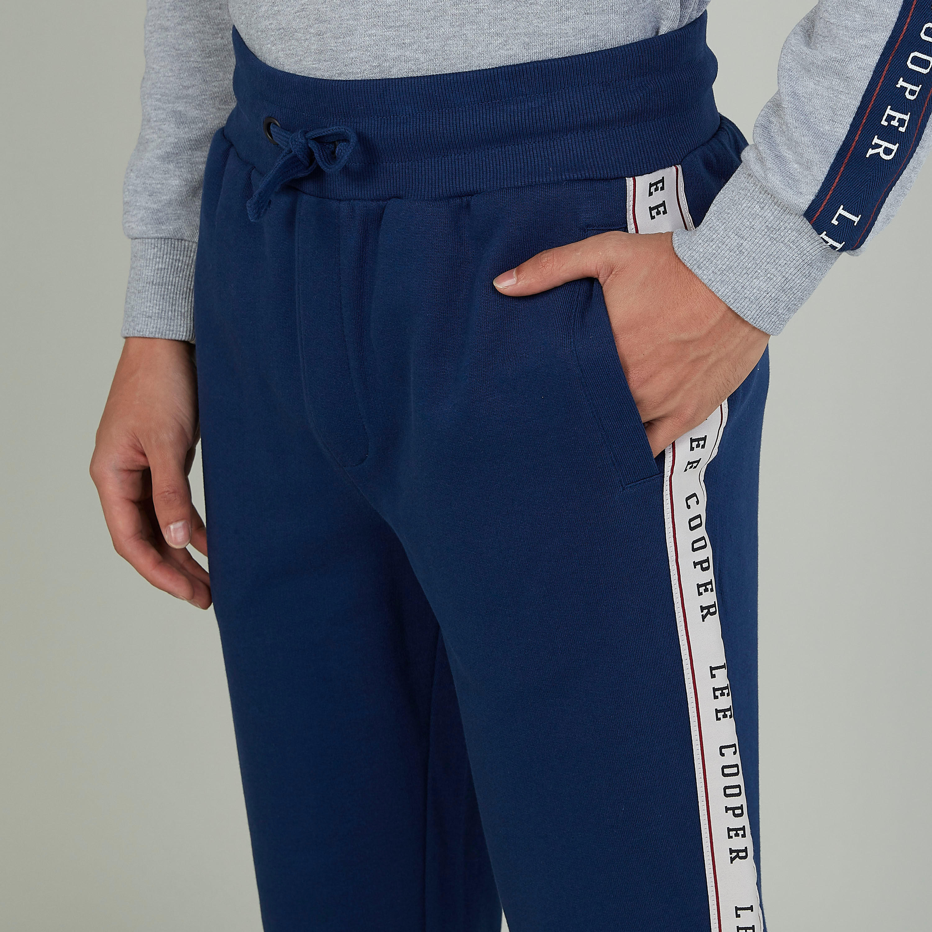 بنطلون رياضي بشريطة وطبعات وجيوب من لي كوبر-men-clothing-bottoms-joggers-image-3