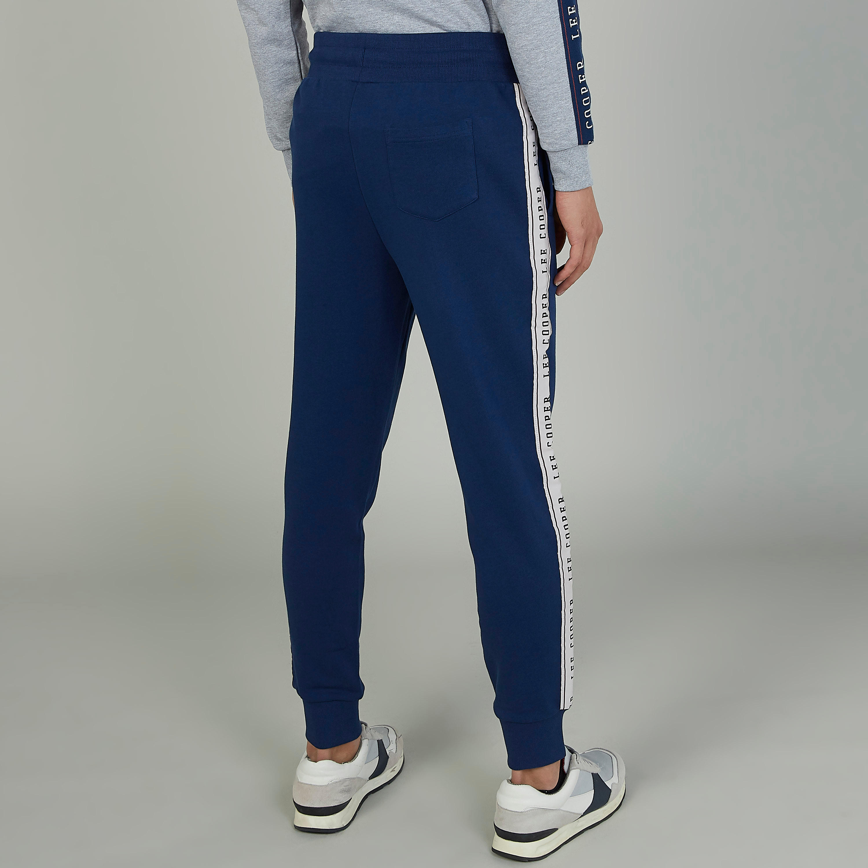 بنطلون رياضي بشريطة وطبعات وجيوب من لي كوبر-men-clothing-bottoms-joggers-image-4