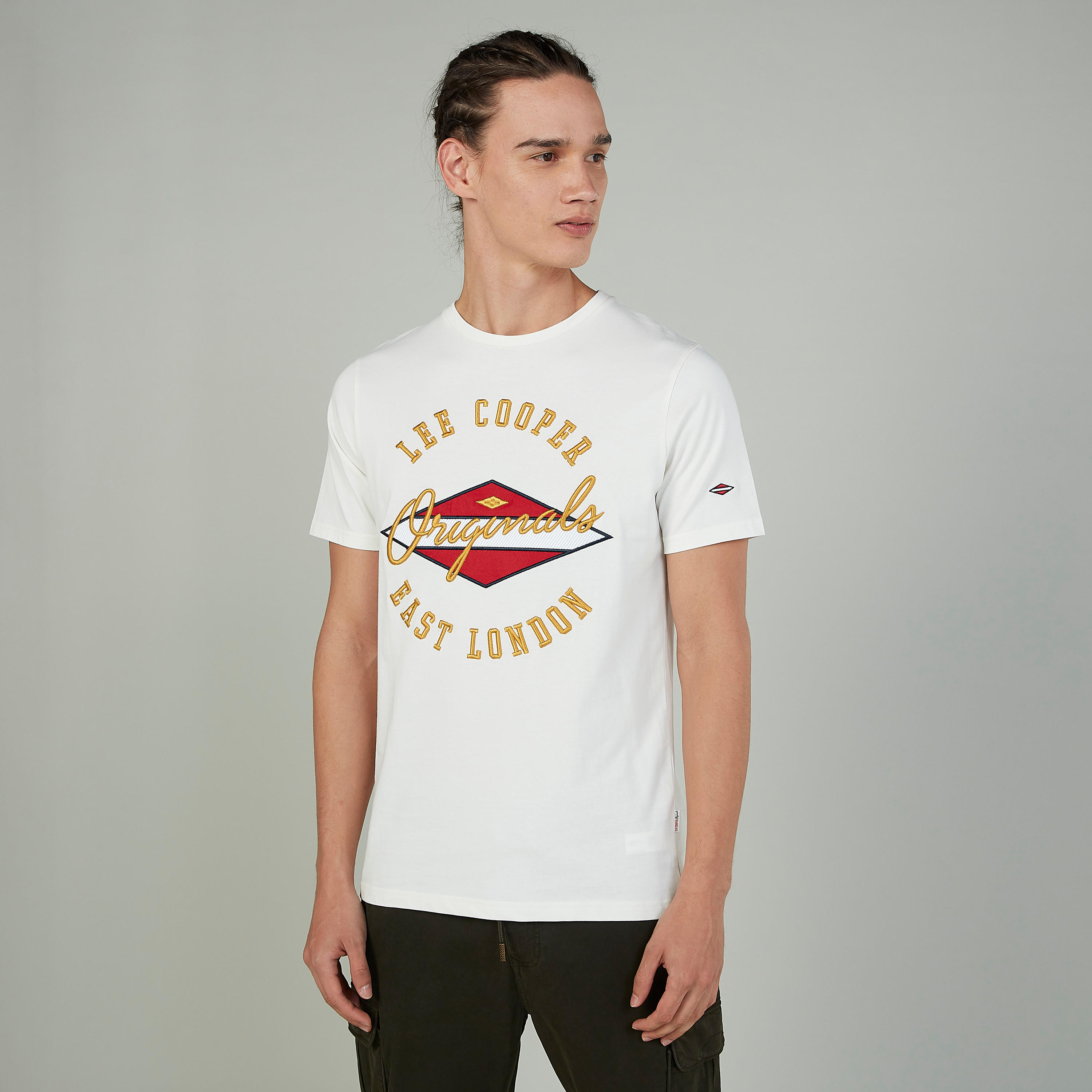 تيشيرت مستدام بياقة ضيّقة وأكمام قصيرة وطبعات من لي كوبر-men-clothing-tshirtsandpolos-tshirts-image-1