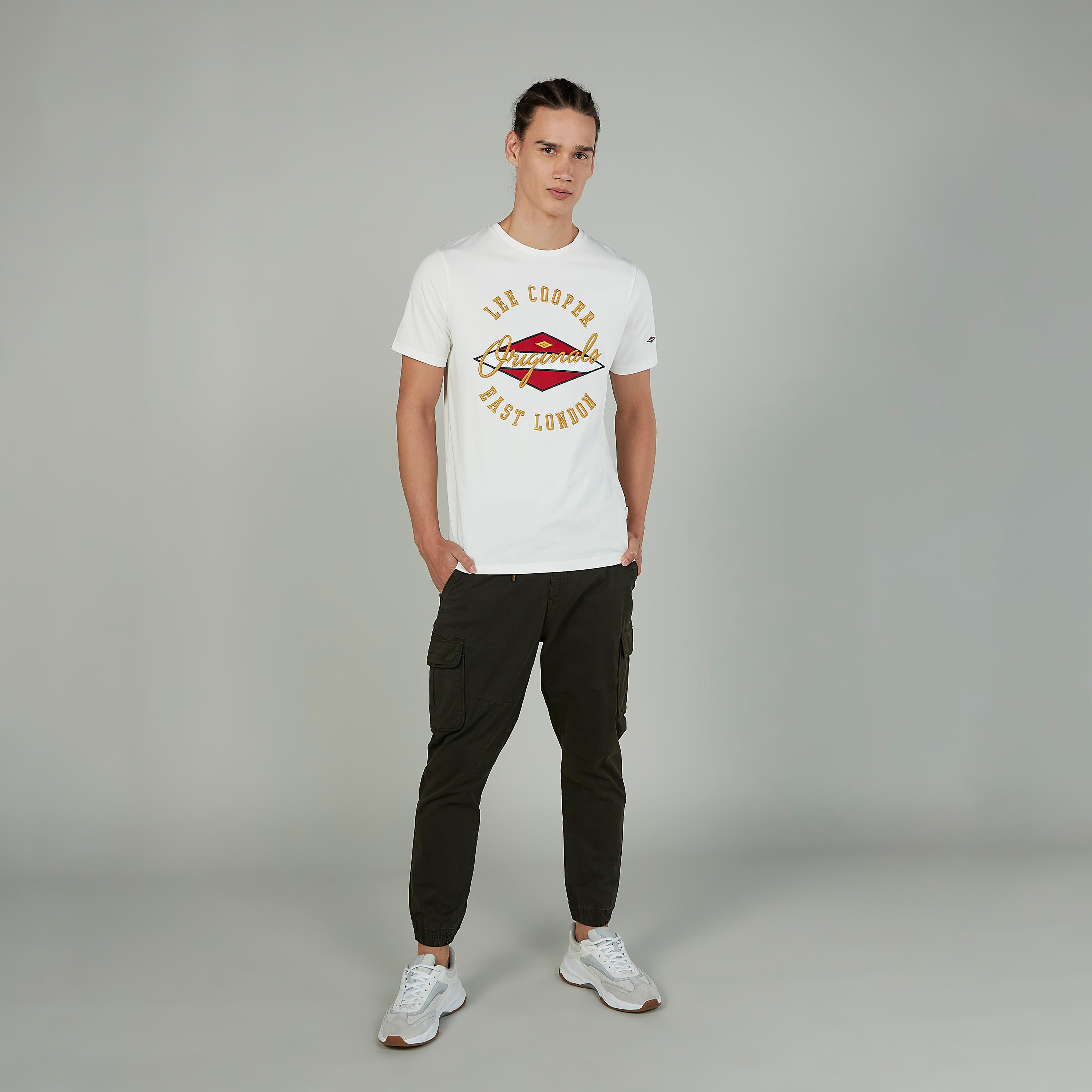 تيشيرت مستدام بياقة ضيّقة وأكمام قصيرة وطبعات من لي كوبر-men-clothing-tshirtsandpolos-tshirts-image-2