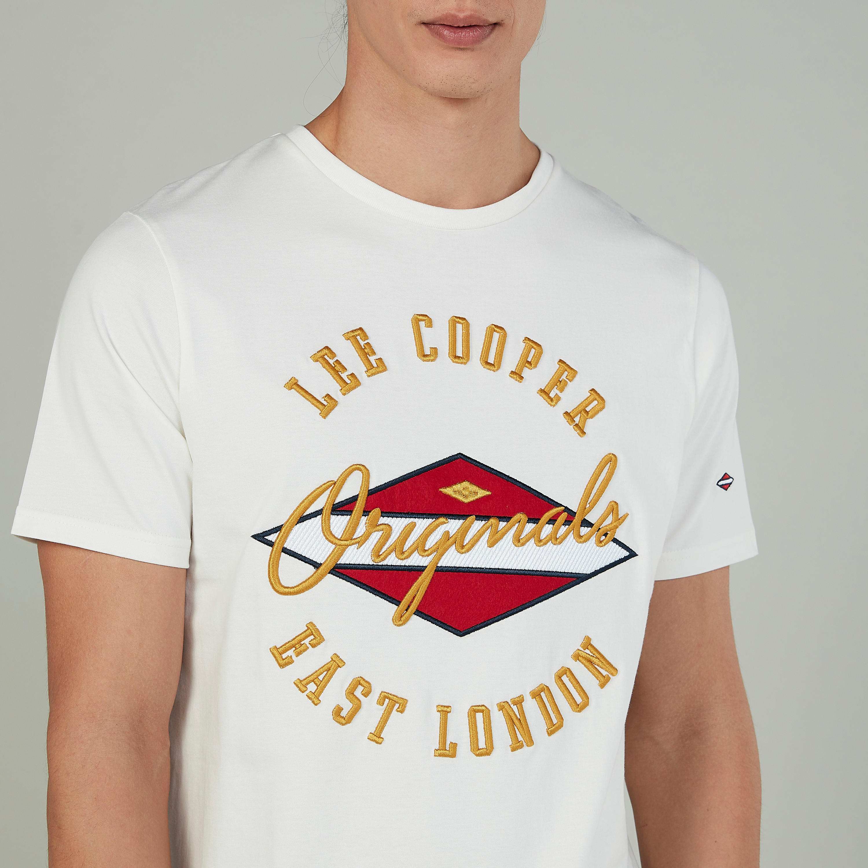 تيشيرت مستدام بياقة ضيّقة وأكمام قصيرة وطبعات من لي كوبر-men-clothing-tshirtsandpolos-tshirts-image-3