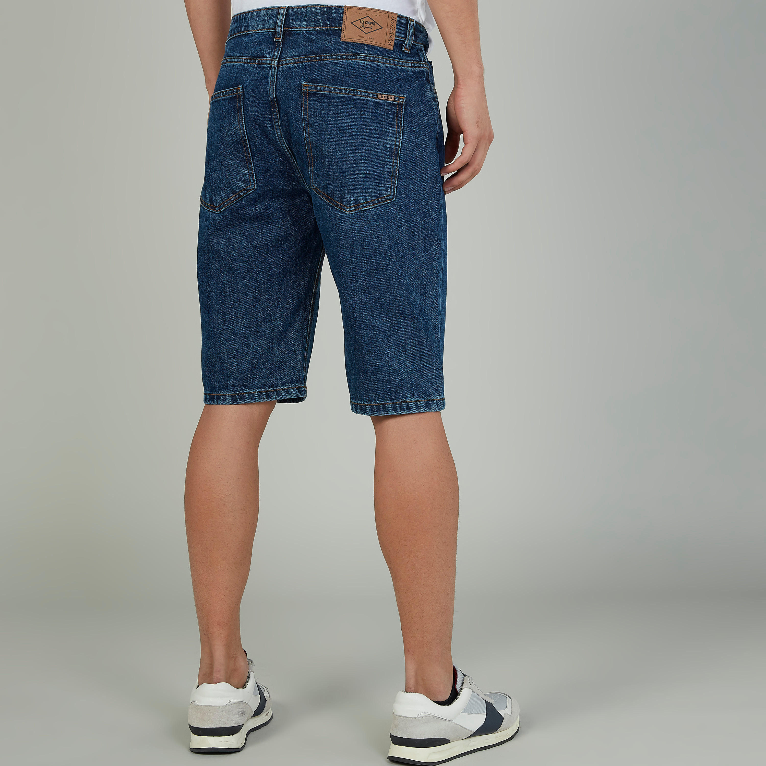 شورت دينم بارز الملمس بخصر متوسط الارتفاع وجيوب من لي كوبر-men-clothing-bottoms-shorts-image-4