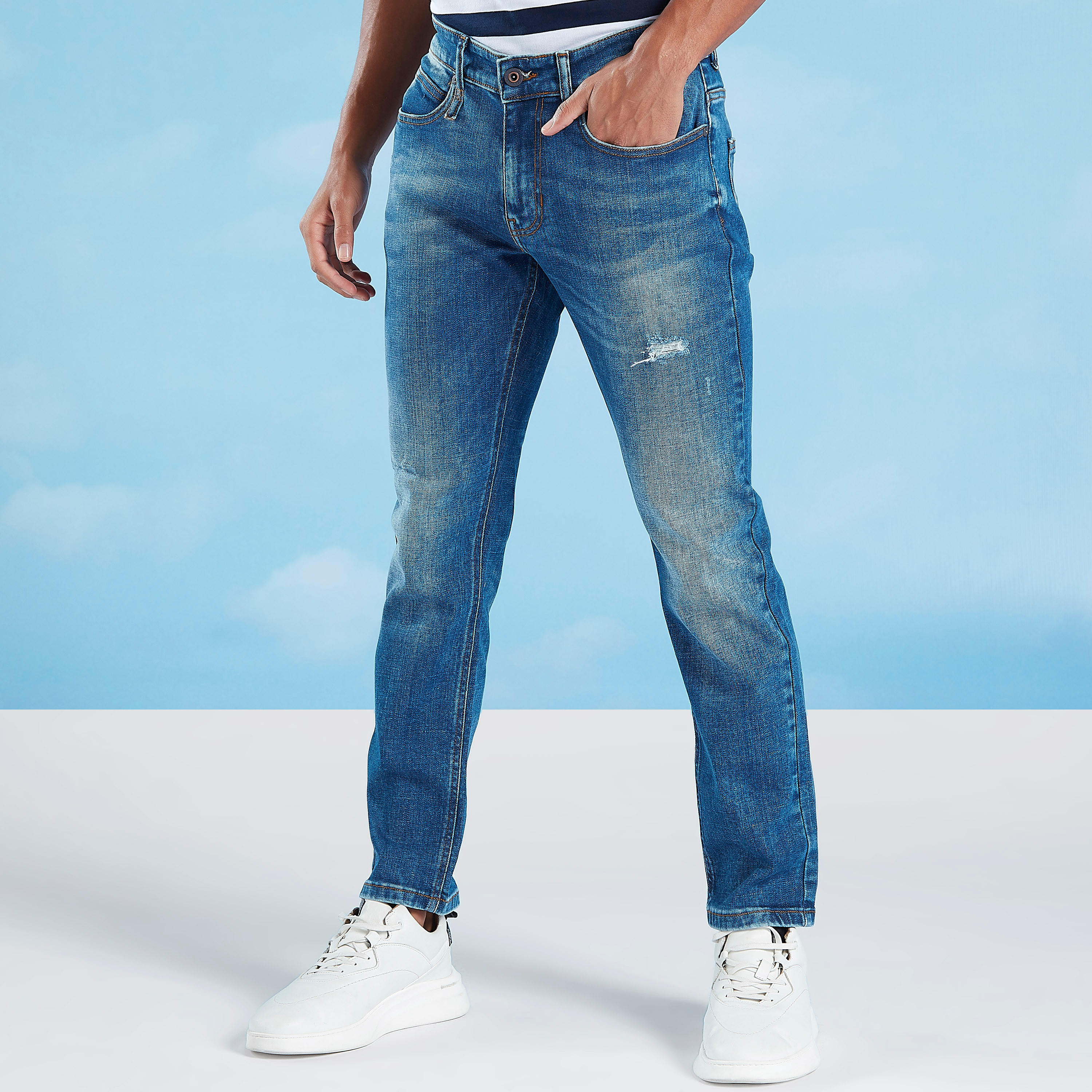 بنطلون جيز ممزّق بتفاصيل جيوب وعرواي حزام من لي كوبر-men-clothing-bottoms-jeans-image-1