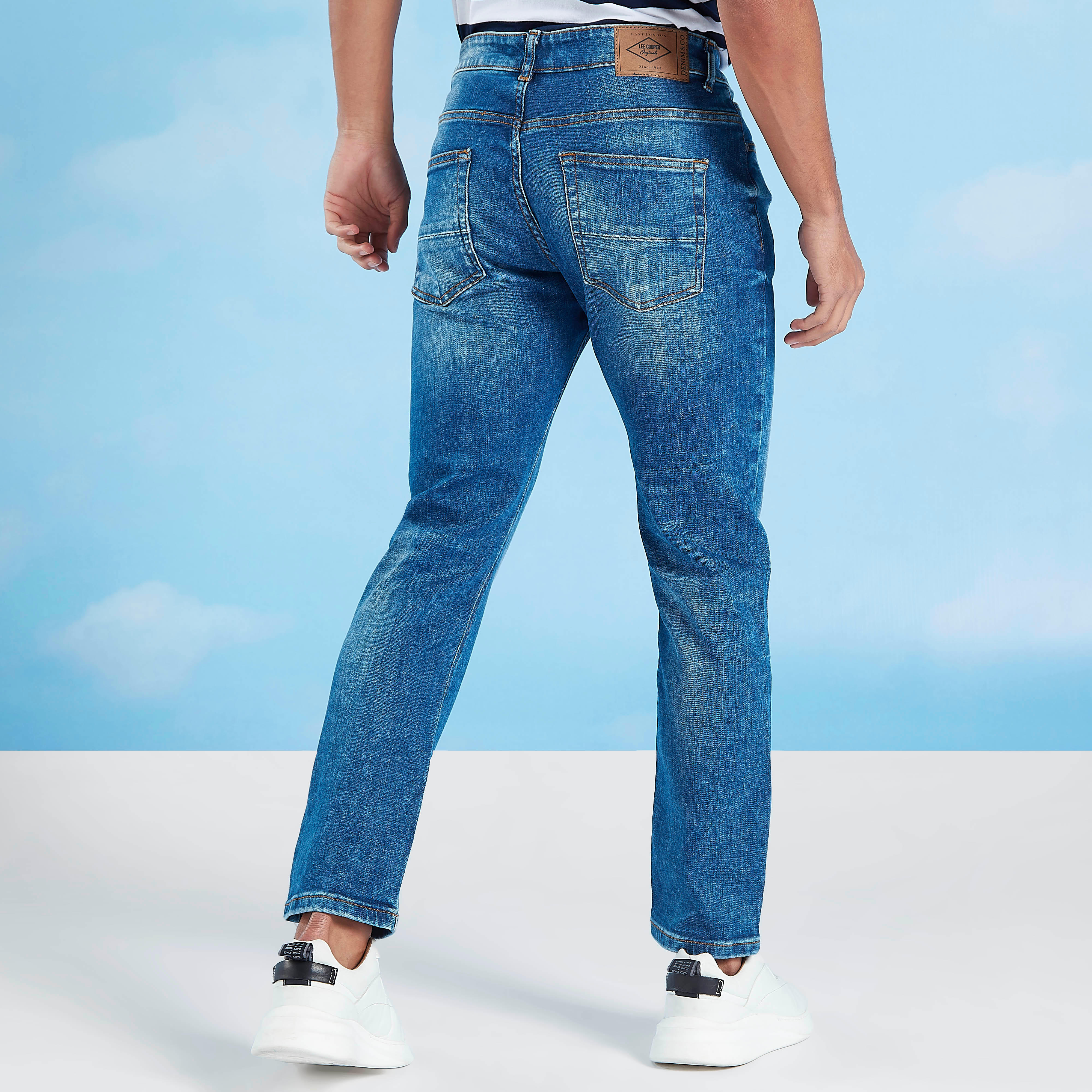 بنطلون جيز ممزّق بتفاصيل جيوب وعرواي حزام من لي كوبر-men-clothing-bottoms-jeans-image-4