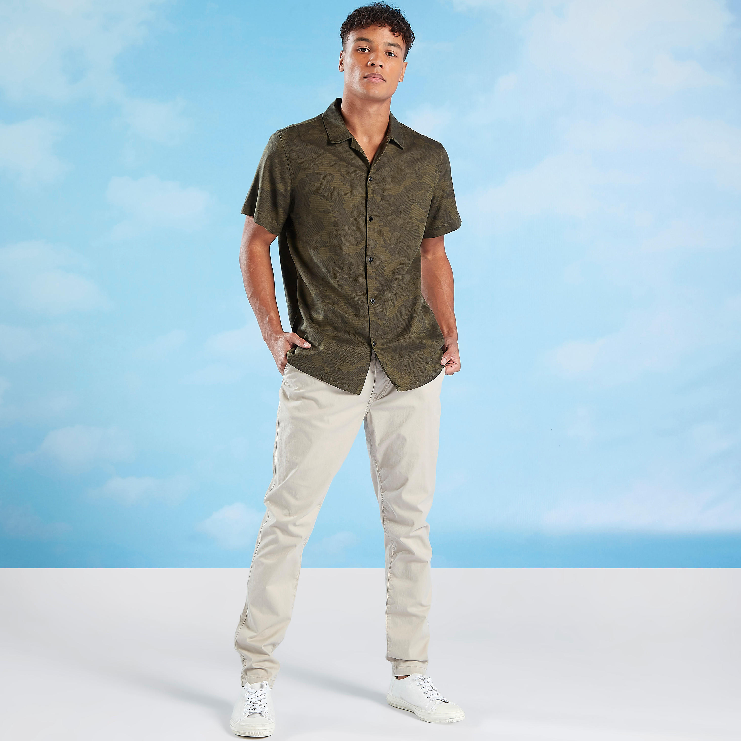 بنطلون شينو سادة بجيوب وحلقات للحزام من لي كوبر-men-clothing-bottoms-trousersandchinos-trousers-image-2