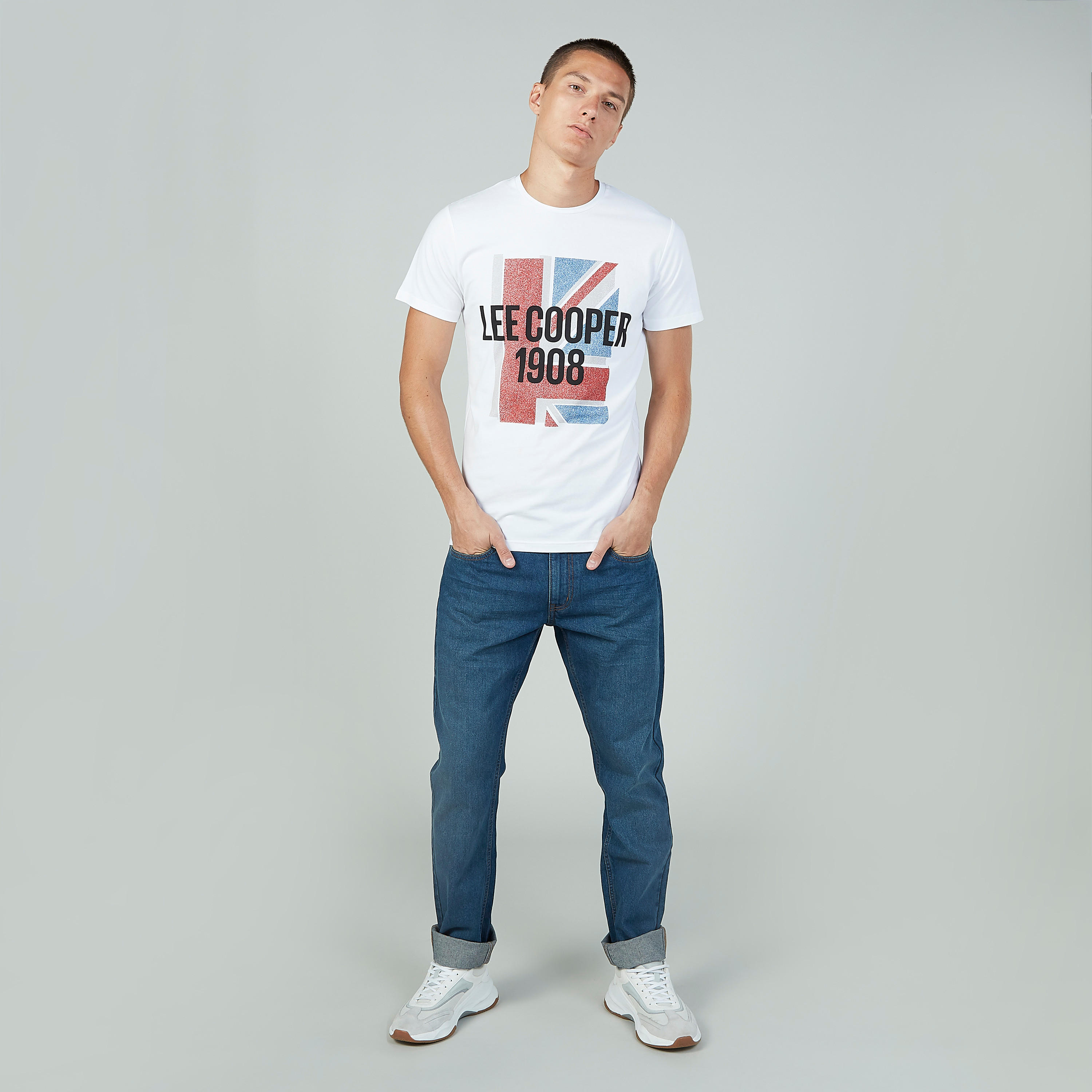 تيشيرت بياقة ضيّقة وأكمام قصيرة وطبعات من لي كوبر-men-clothing-tshirtsandpolos-tshirts-image-4