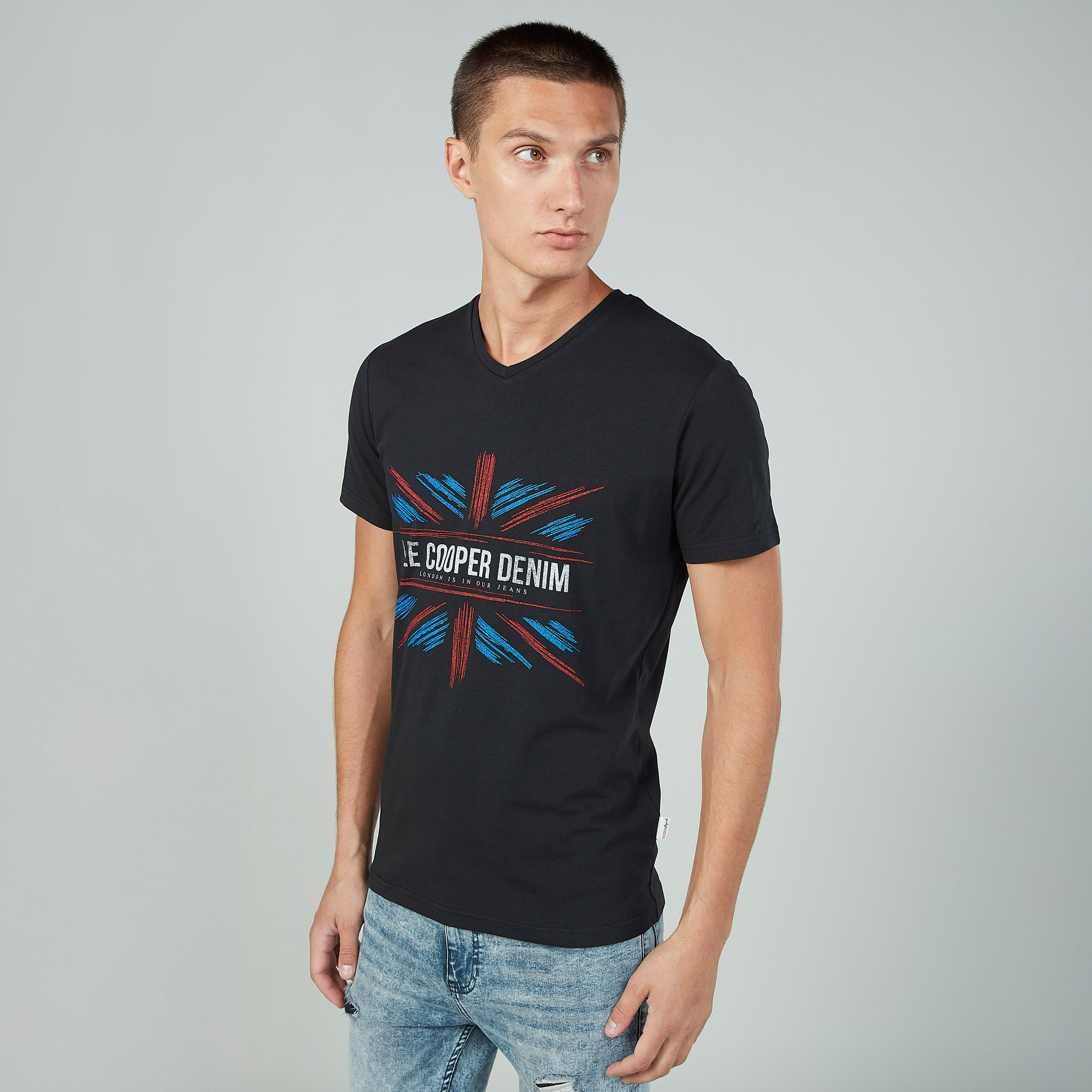 تيشيرت بياقة V وأكمام قصيرة وطبعات من لي كوبر-men-clothing-tshirtsandpolos-tshirts-image-1