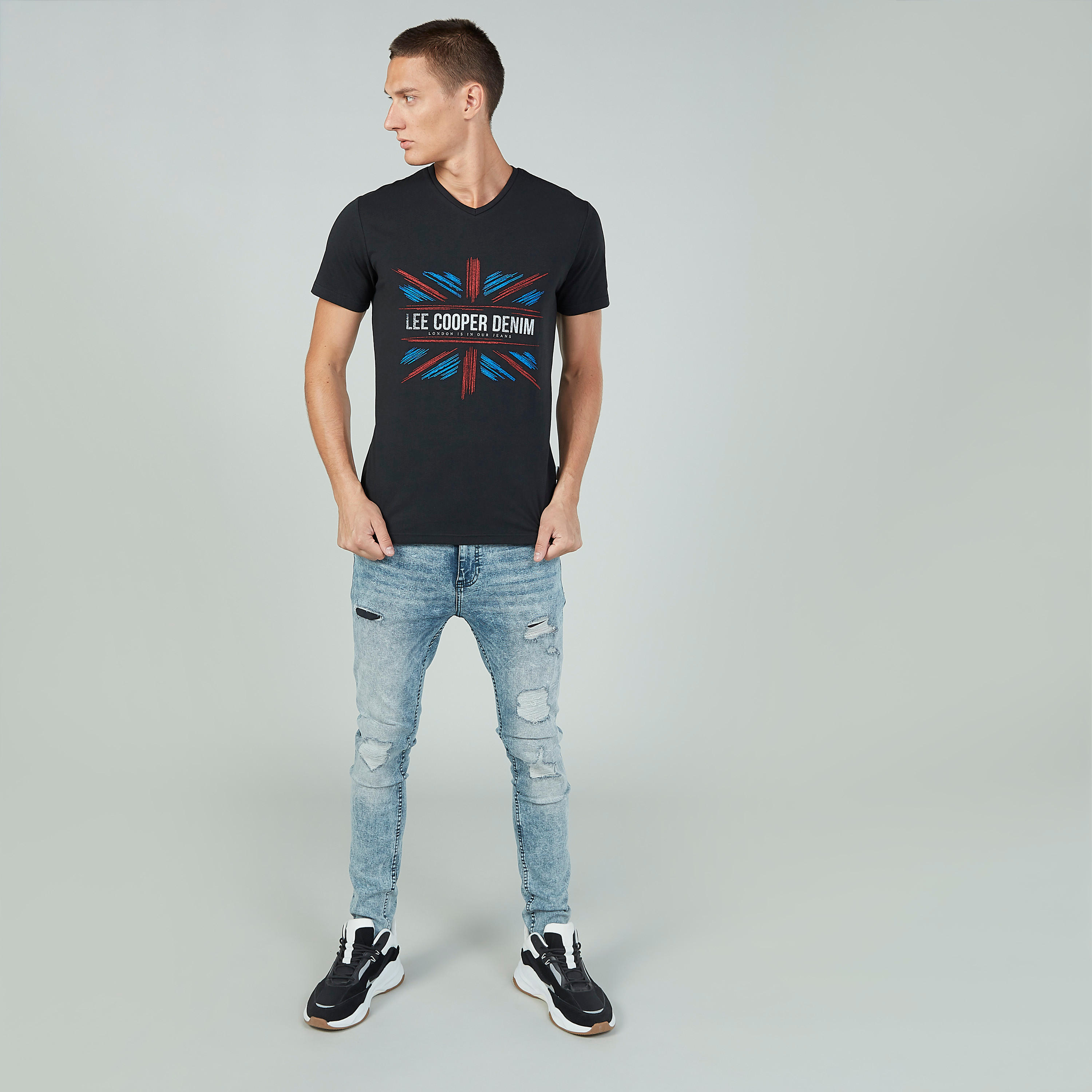تيشيرت بياقة V وأكمام قصيرة وطبعات من لي كوبر-men-clothing-tshirtsandpolos-tshirts-image-2