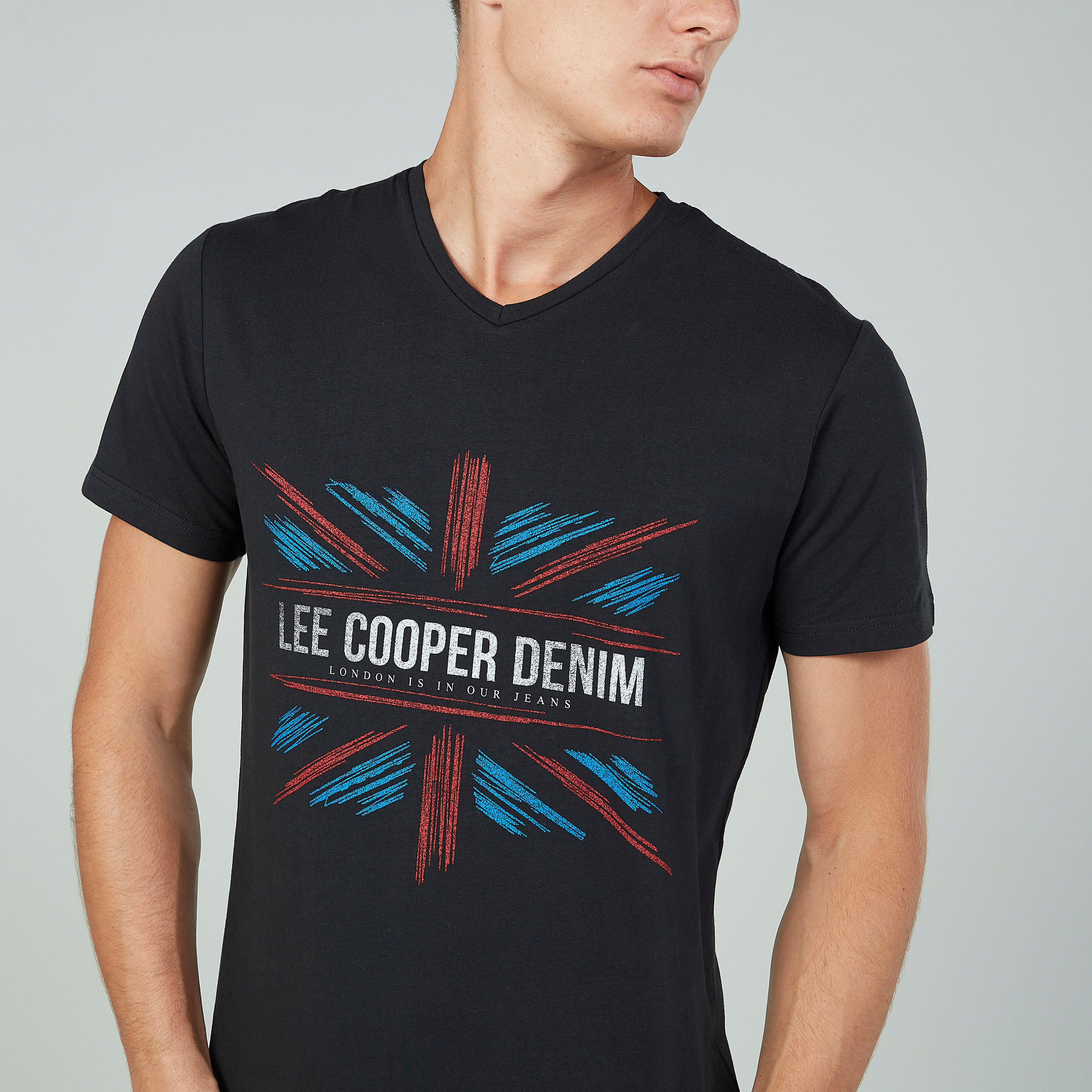 تيشيرت بياقة V وأكمام قصيرة وطبعات من لي كوبر-men-clothing-tshirtsandpolos-tshirts-image-3