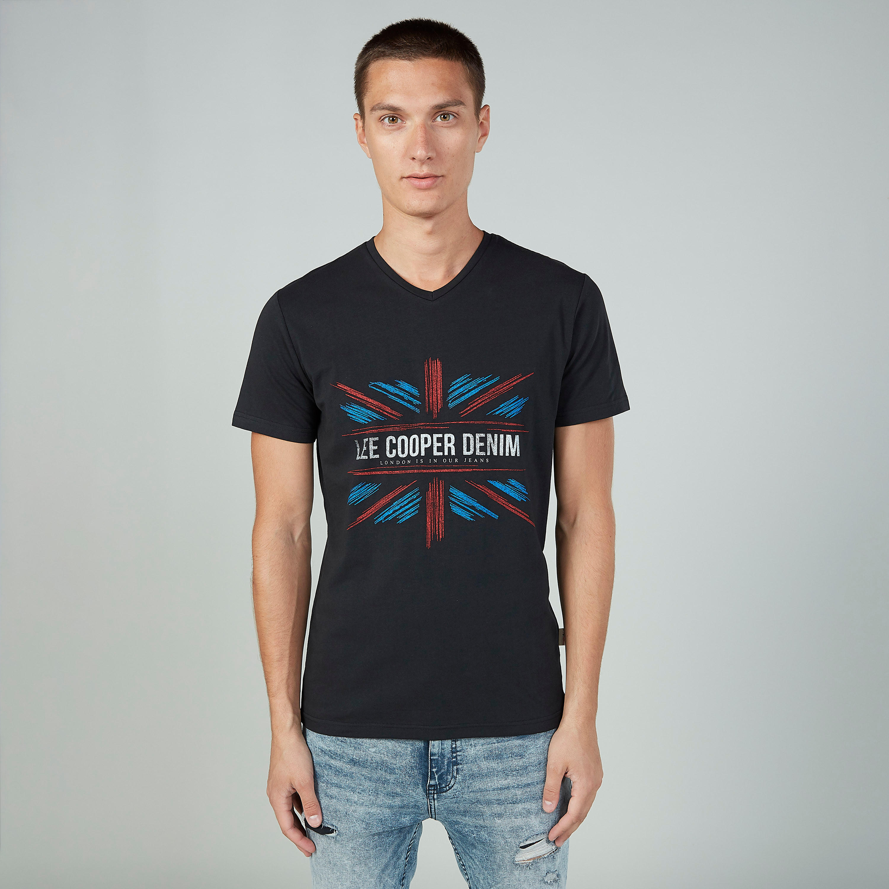 تيشيرت بياقة V وأكمام قصيرة وطبعات من لي كوبر-men-clothing-tshirtsandpolos-tshirts-image-4