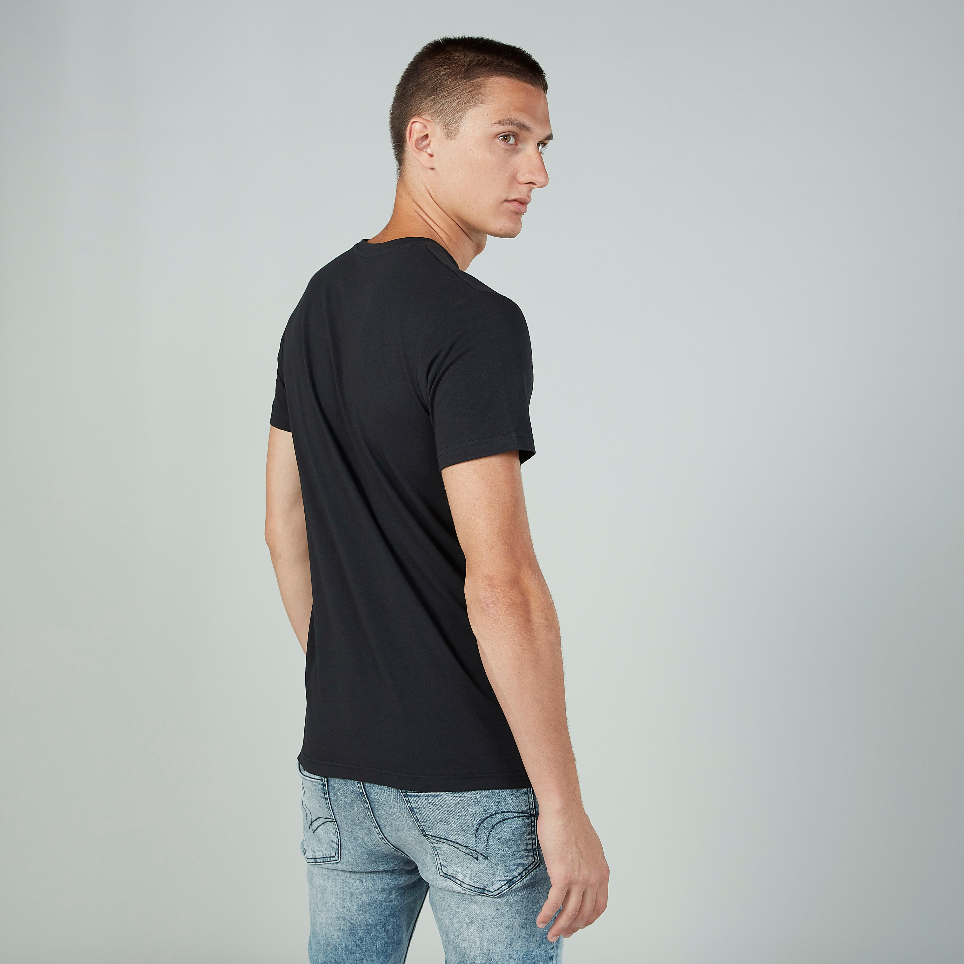 تيشيرت بياقة V وأكمام قصيرة وطبعات من لي كوبر-men-clothing-tshirtsandpolos-tshirts-image-5