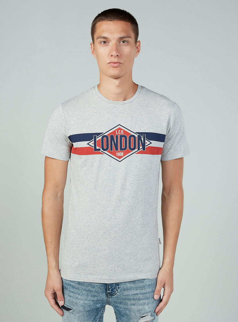 تيشيرت بياقة ضيّقة وأكمام قصيرة وطبعات من لي كوبر-men-clothing-tshirtsandpolos-tshirts-image-5