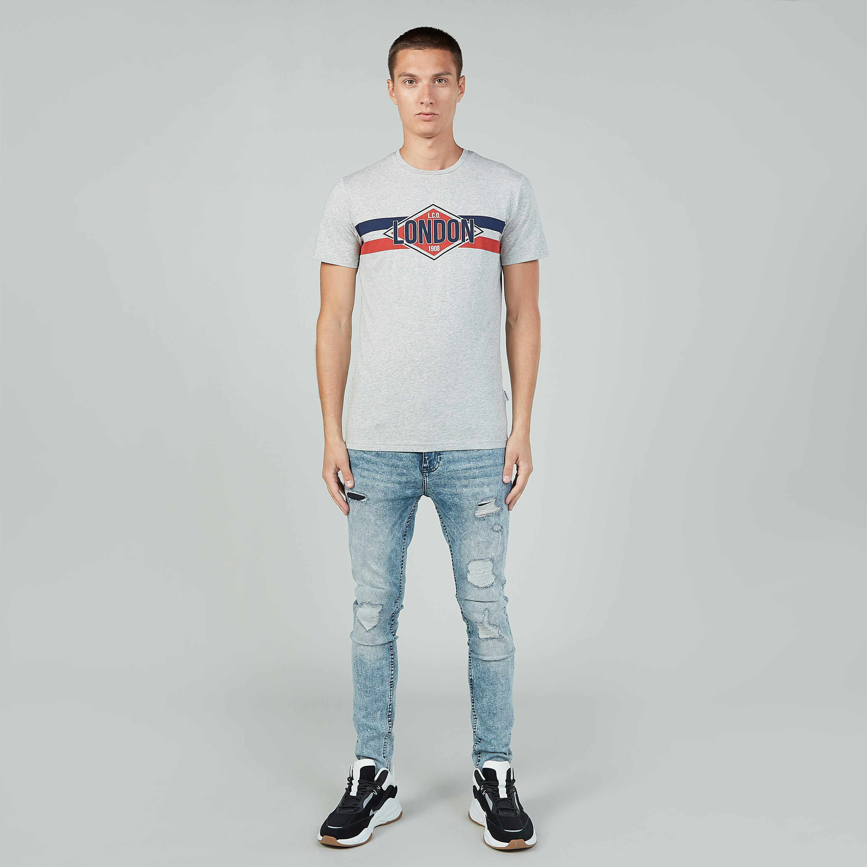 تيشيرت بياقة ضيّقة وأكمام قصيرة وطبعات من لي كوبر-men-clothing-tshirtsandpolos-tshirts-image-4