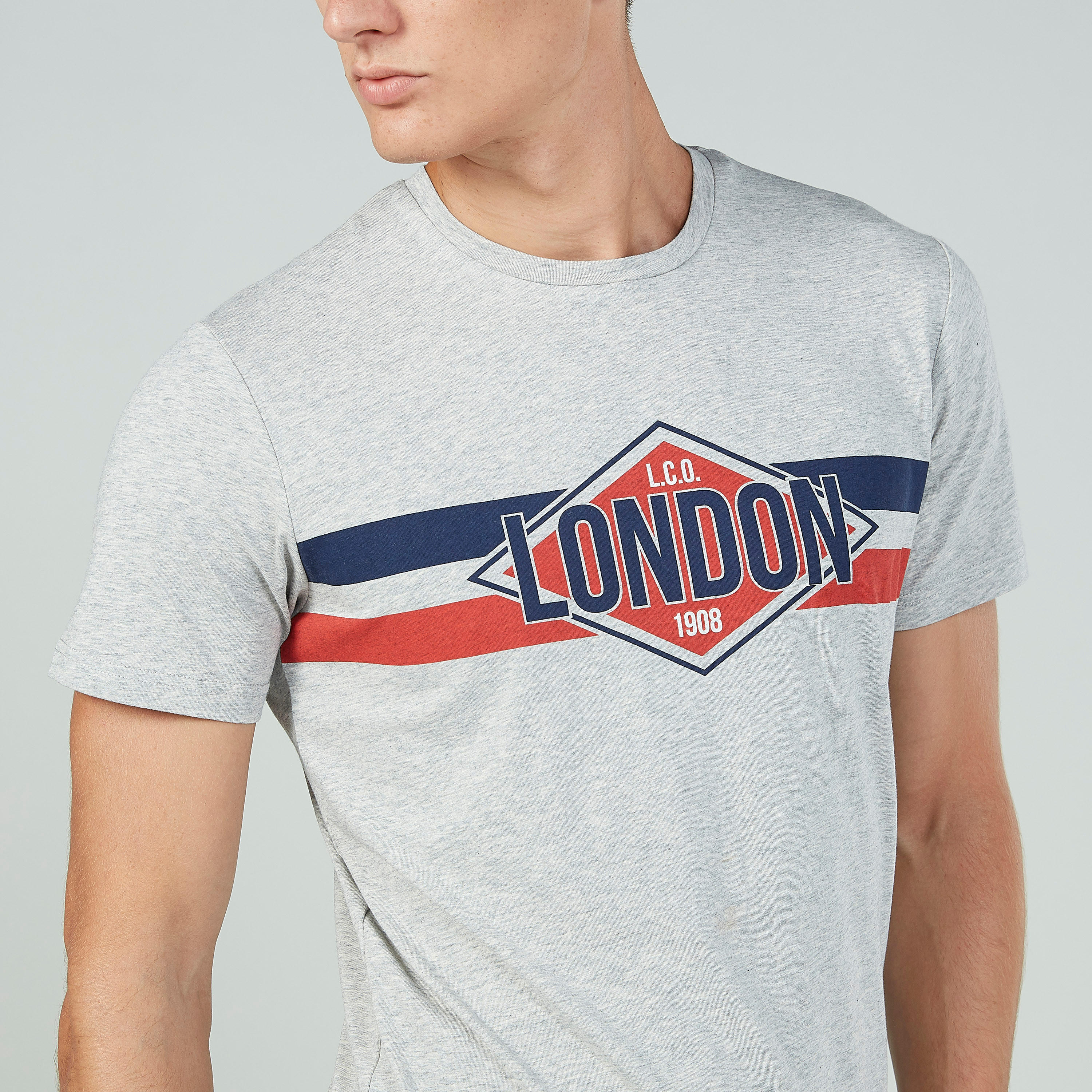 تيشيرت بياقة ضيّقة وأكمام قصيرة وطبعات من لي كوبر-men-clothing-tshirtsandpolos-tshirts-image-3