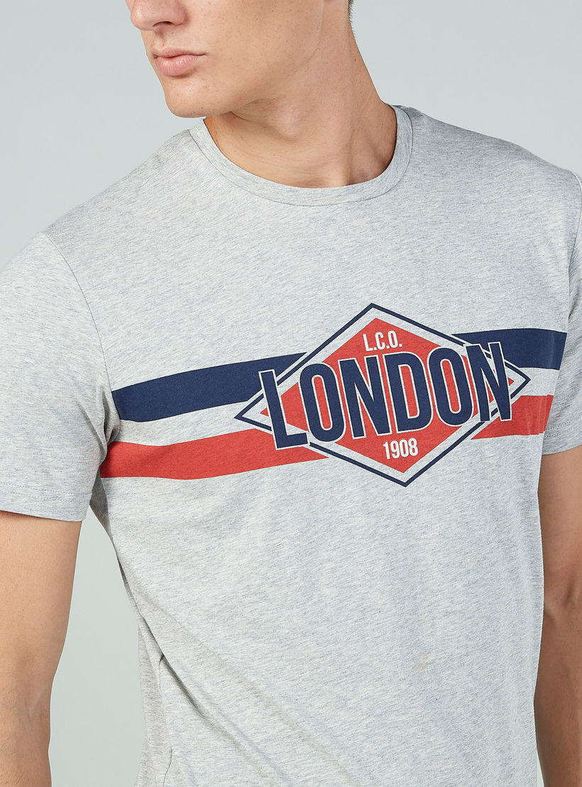 تيشيرت بياقة ضيّقة وأكمام قصيرة وطبعات من لي كوبر-men-clothing-tshirtsandpolos-tshirts-image-3