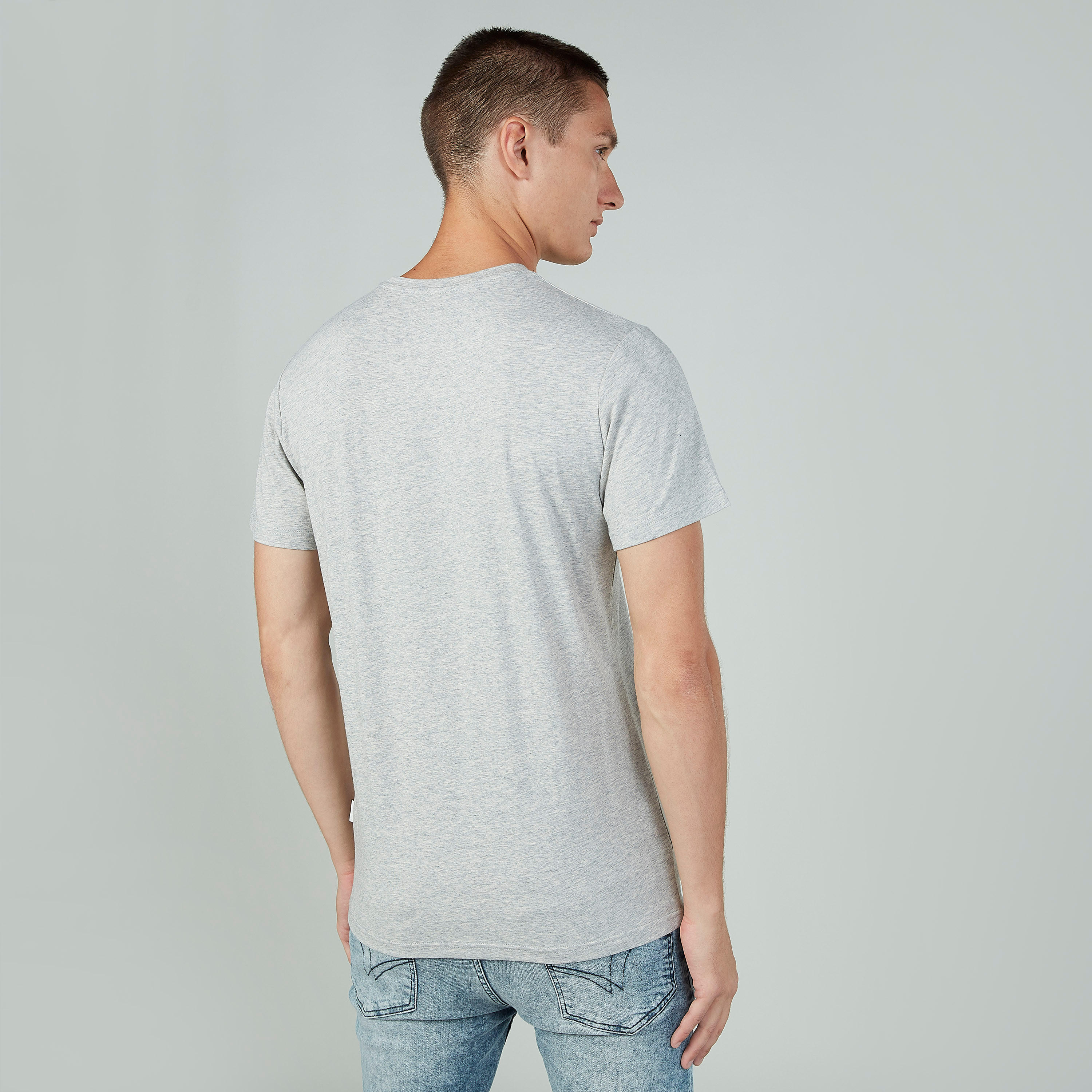 تيشيرت بياقة ضيّقة وأكمام قصيرة وطبعات من لي كوبر-men-clothing-tshirtsandpolos-tshirts-image-2