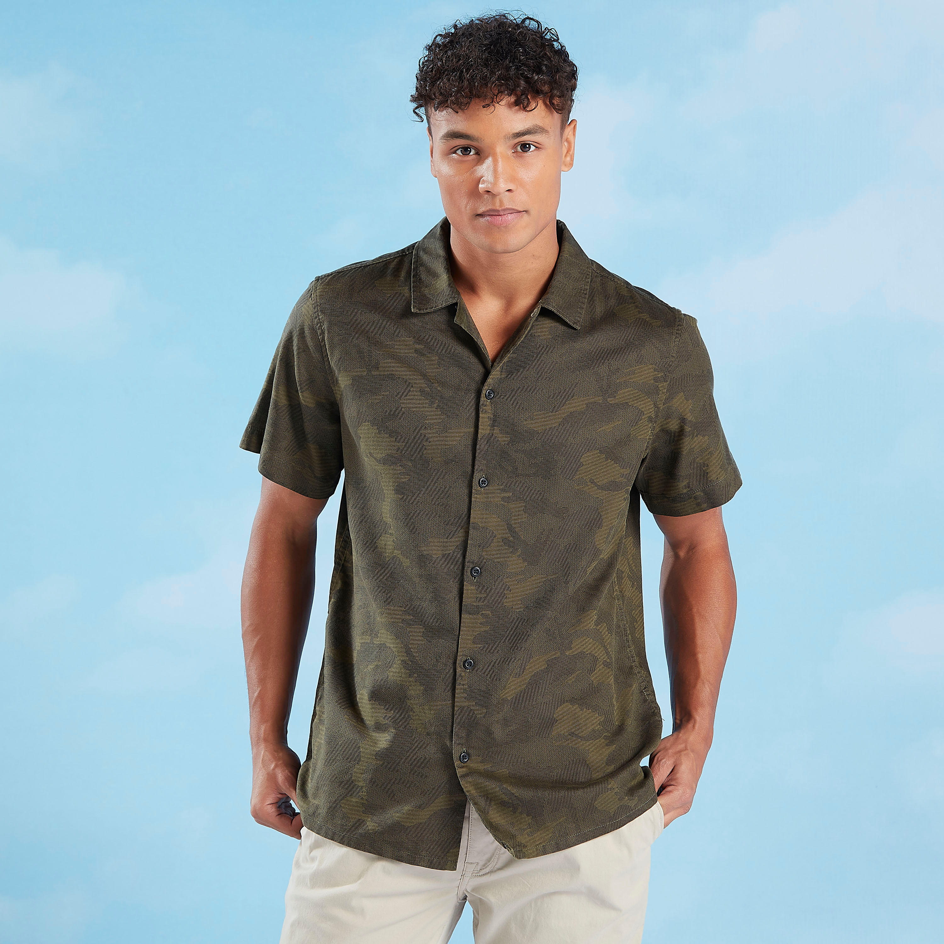 تيشيرت بطبعات مموّهة وأكمام قصيرة وياقة عادية من لي كوبر-men-clothing-shirts-image-1