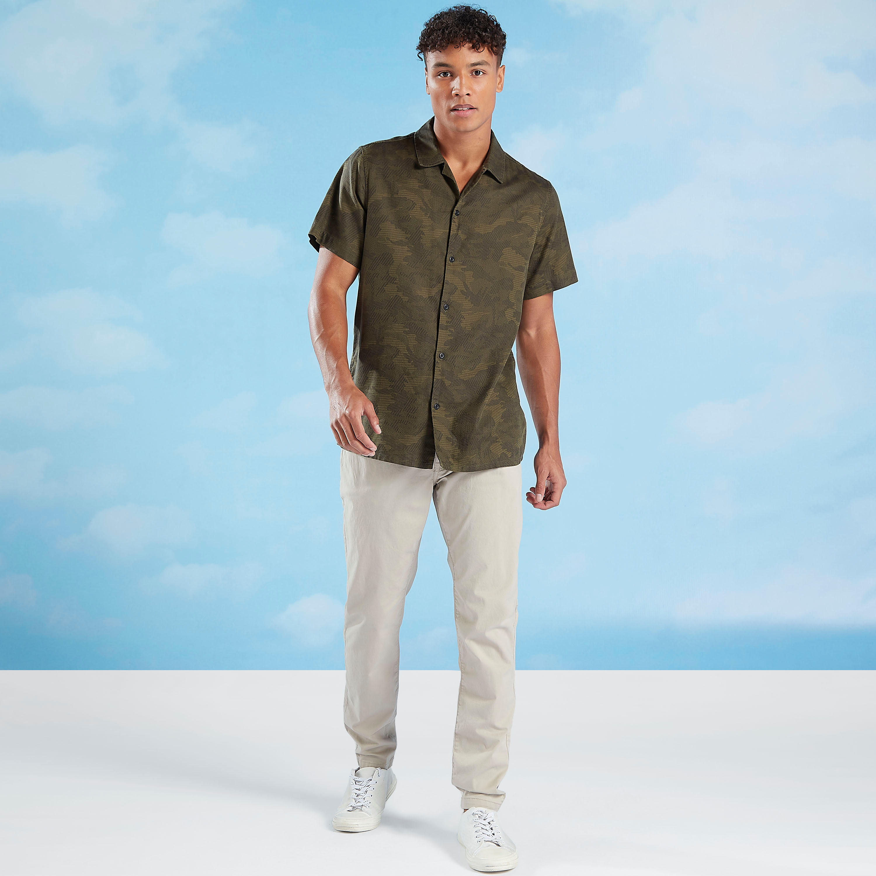 تيشيرت بطبعات مموّهة وأكمام قصيرة وياقة عادية من لي كوبر-men-clothing-shirts-image-2