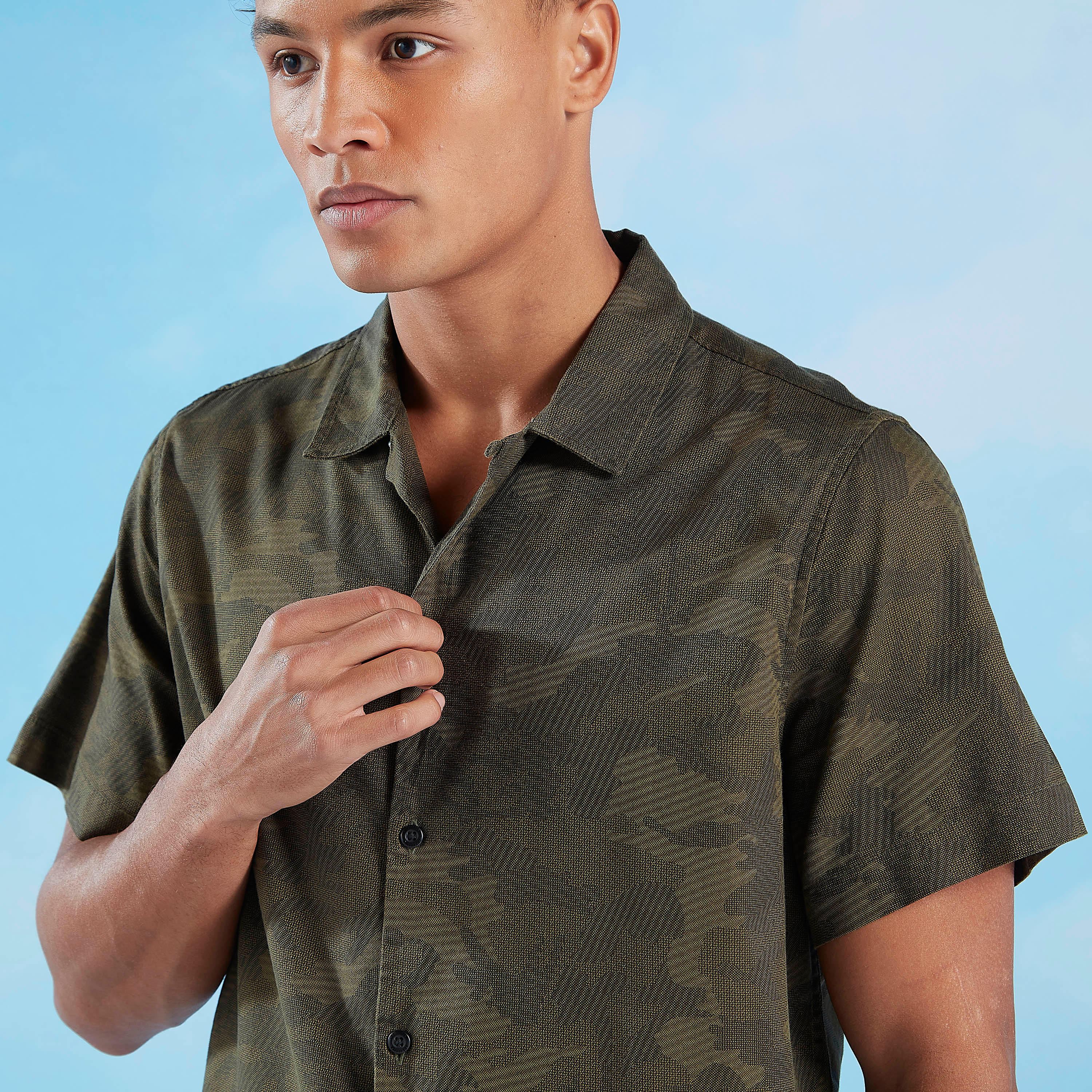تيشيرت بطبعات مموّهة وأكمام قصيرة وياقة عادية من لي كوبر-men-clothing-shirts-image-3