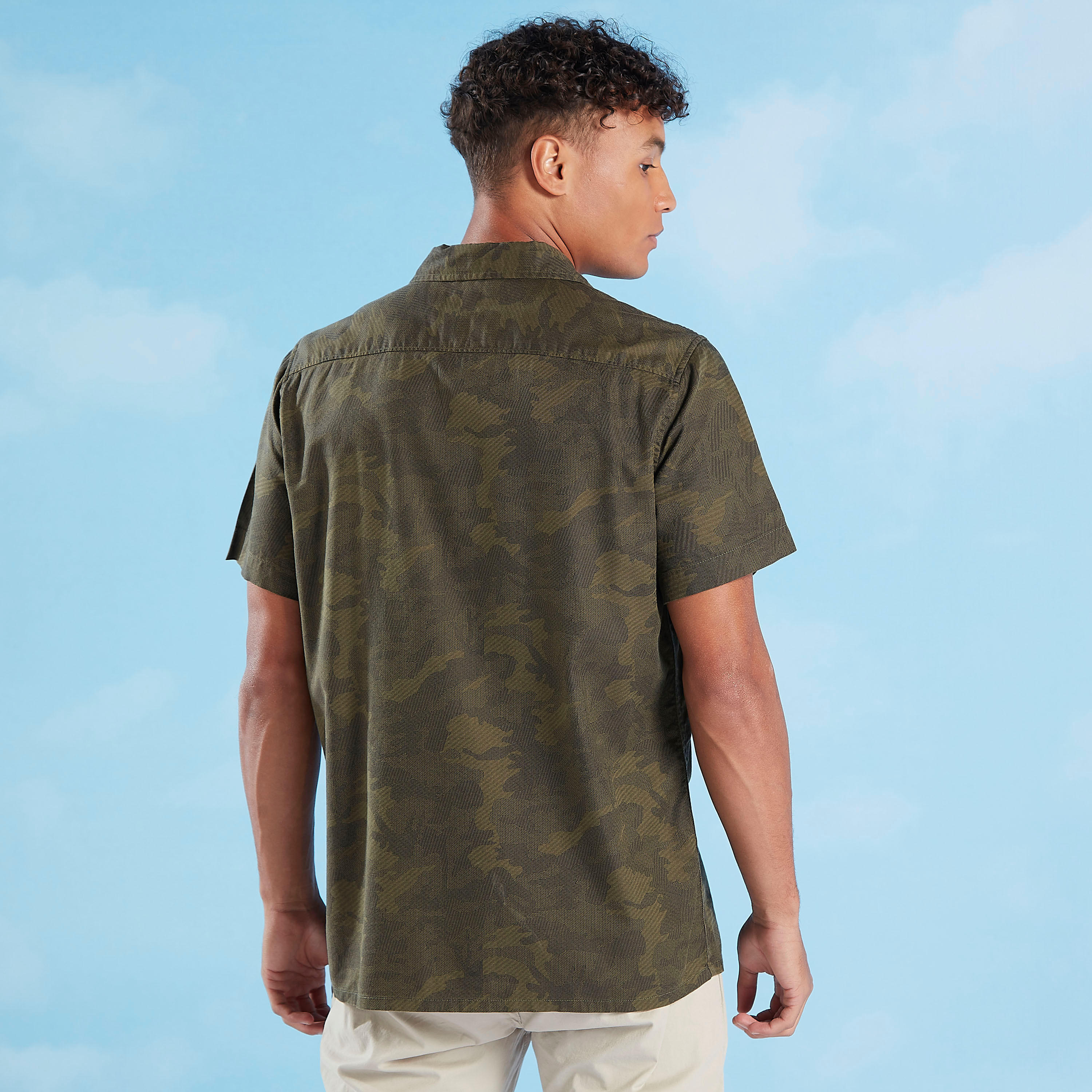 تيشيرت بطبعات مموّهة وأكمام قصيرة وياقة عادية من لي كوبر-men-clothing-shirts-image-4