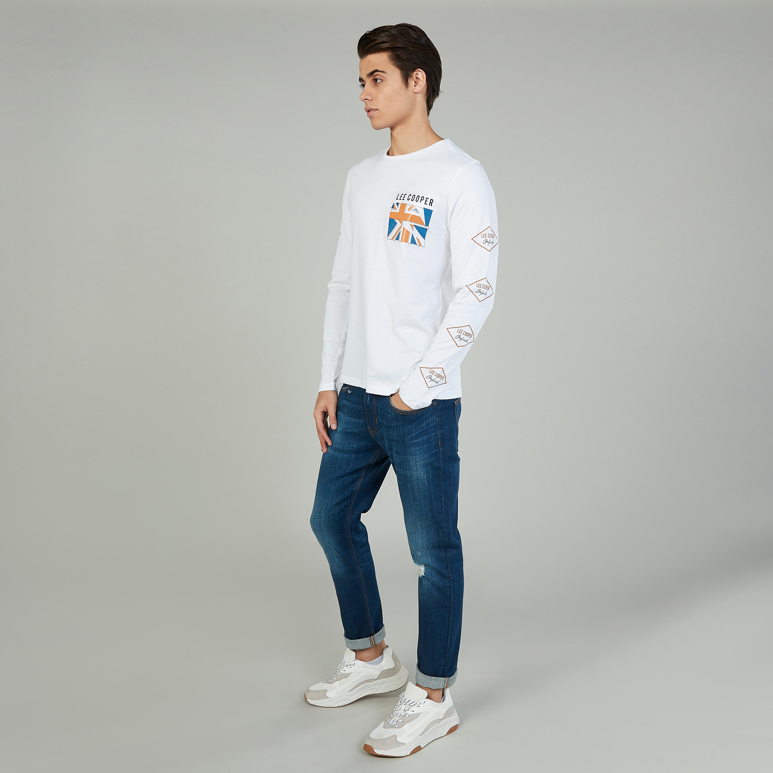 تيشيرت بياقة ضيّقة وأكمام طويلة وطبعات من لي كوبر-men-clothing-tshirtsandpolos-tshirts-image-2