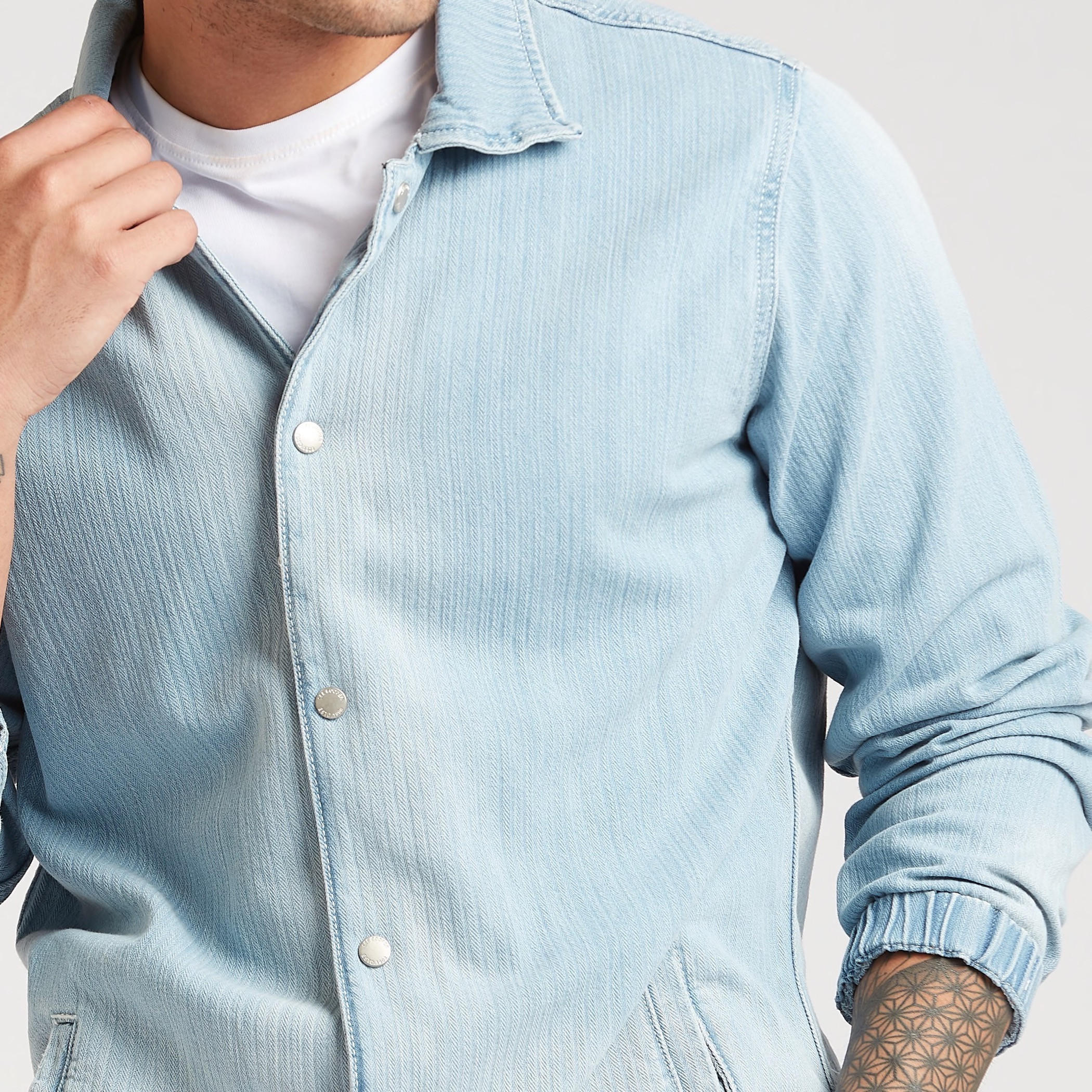 جاكيت دينم بأكمام طويلة وتفاصيل جيوب من لي كوبر-men-clothing-jacketsandblazers-jackets-image-3