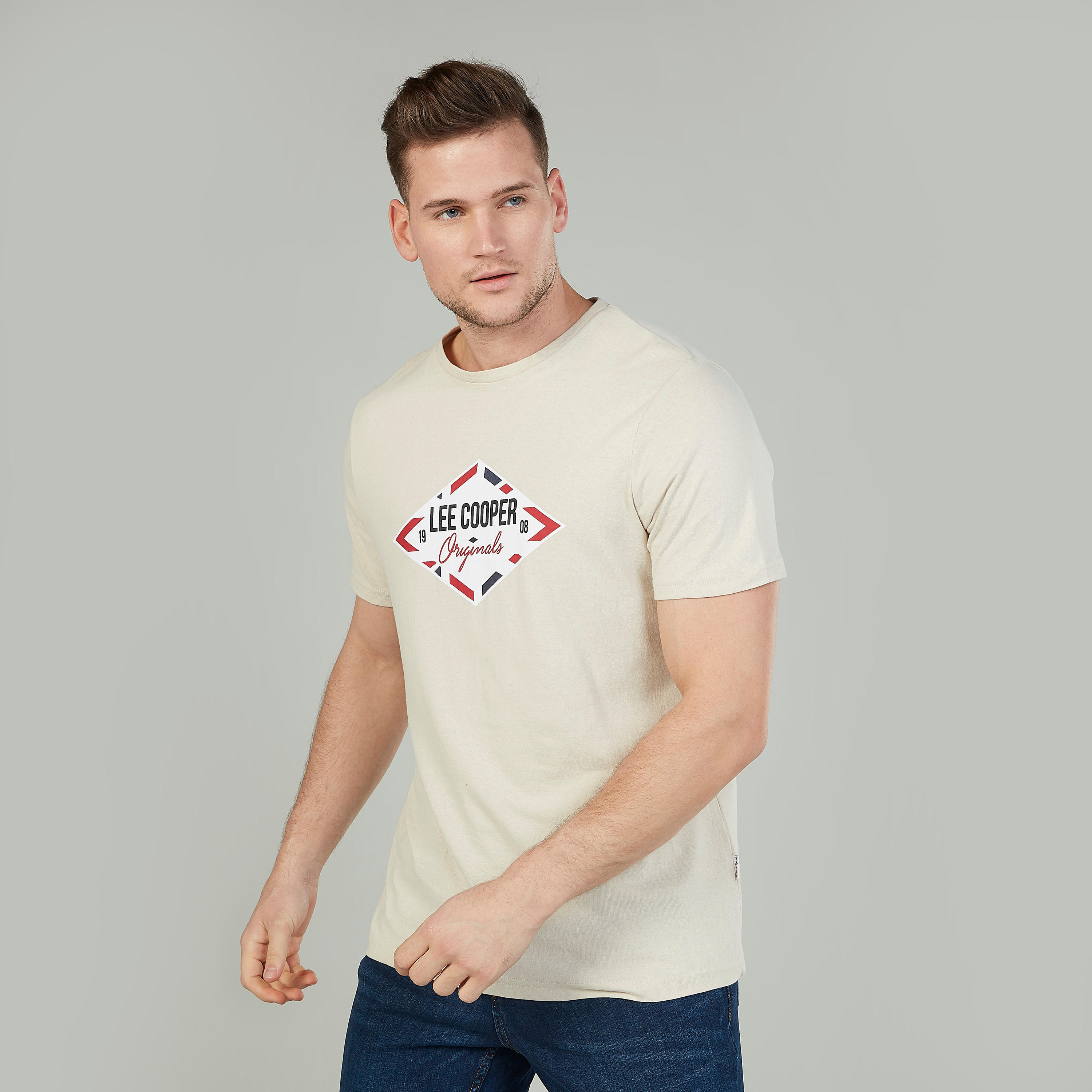 تيشيرت بياقة ضيّقة وأكمام قصيرة وطبعات من لي كوبر-men-clothing-tshirtsandpolos-tshirts-image-1