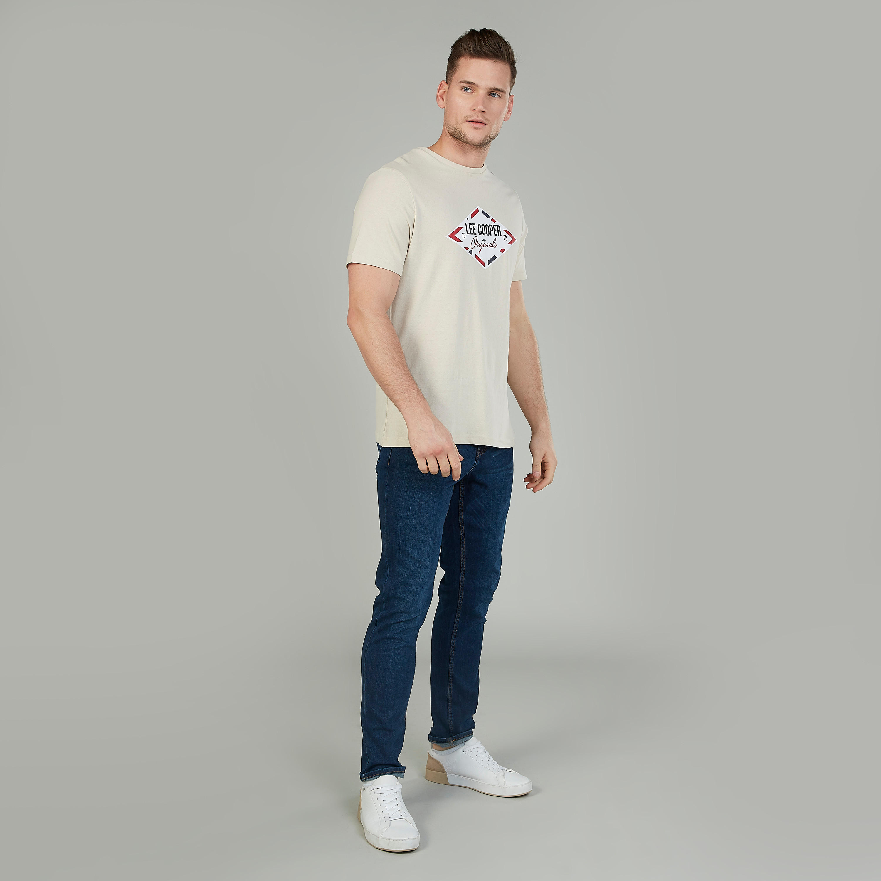 تيشيرت بياقة ضيّقة وأكمام قصيرة وطبعات من لي كوبر-men-clothing-tshirtsandpolos-tshirts-image-2