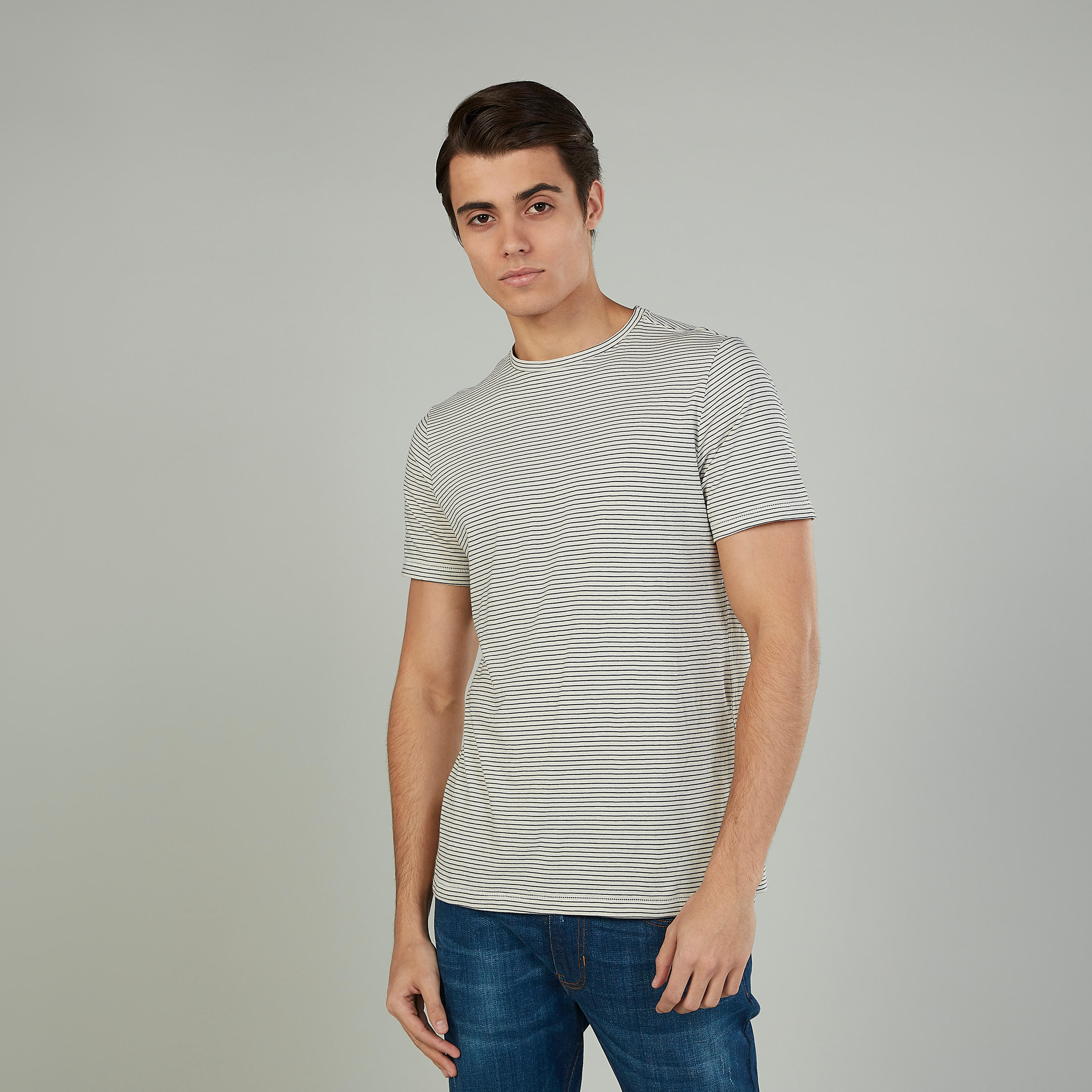 تيشيرت مخطط بياقة ضيّقة وأكمام قصيرة-men-clothing-tshirtsandpolos-tshirts-image-5