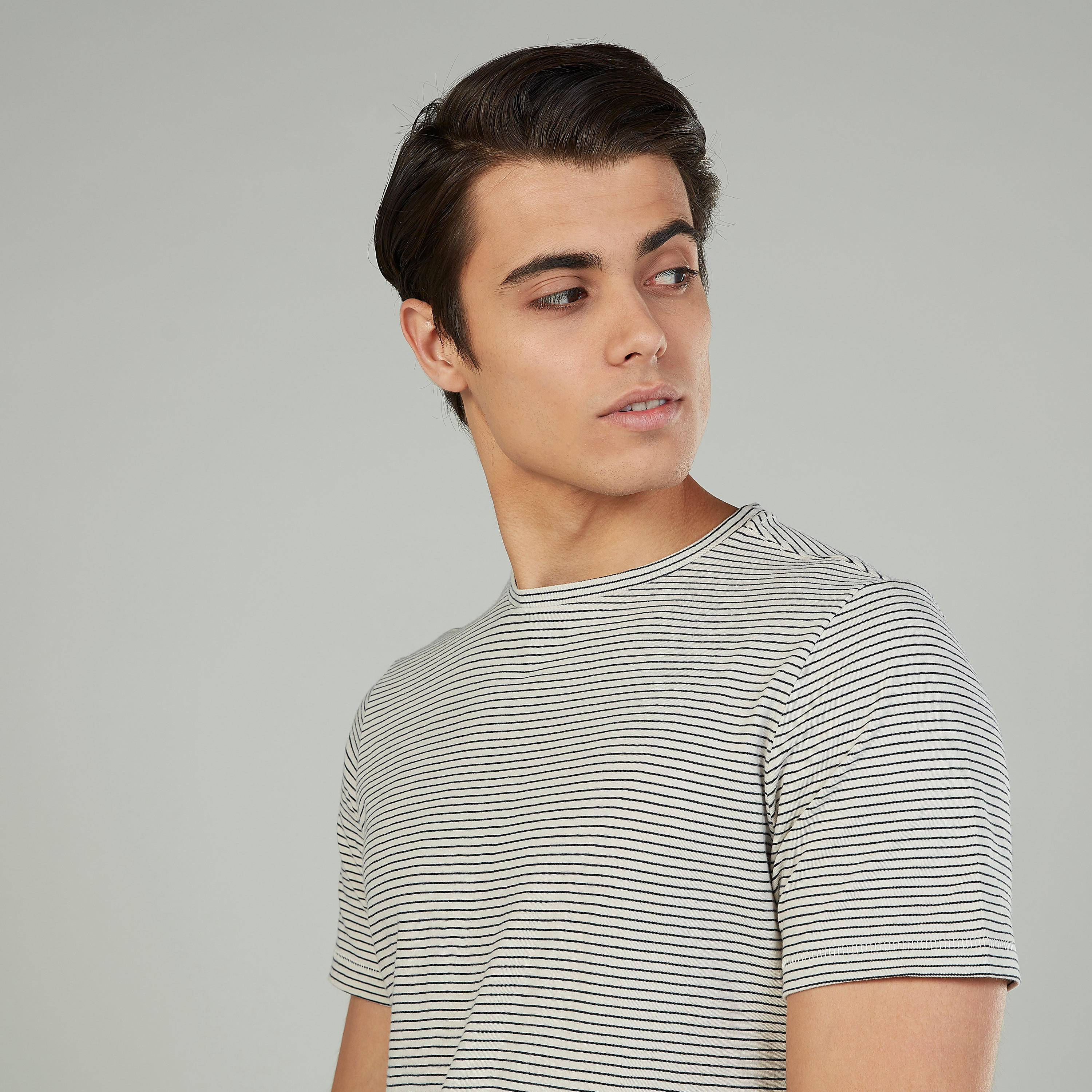 تيشيرت مخطط بياقة ضيّقة وأكمام قصيرة-men-clothing-tshirtsandpolos-tshirts-image-3