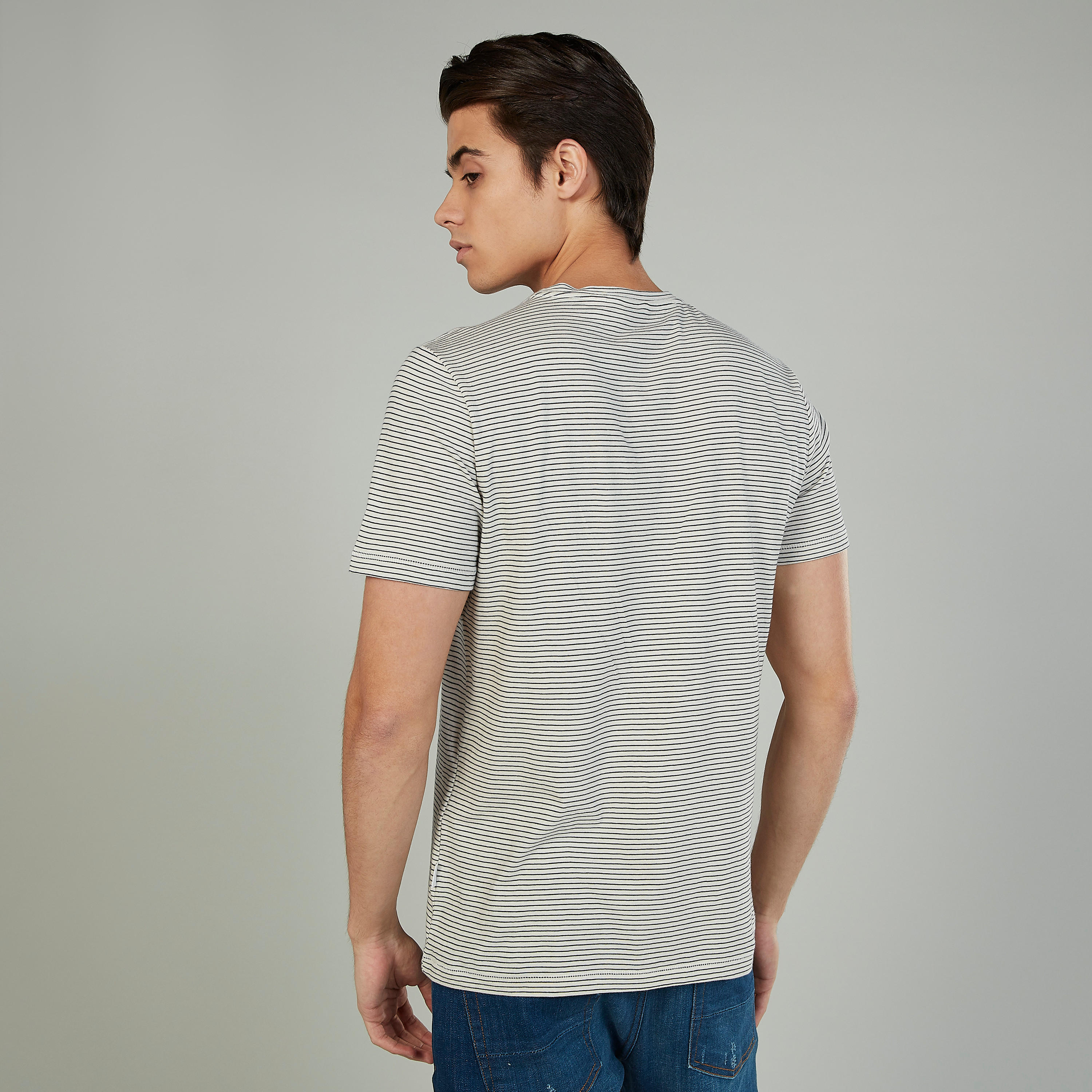 تيشيرت مخطط بياقة ضيّقة وأكمام قصيرة-men-clothing-tshirtsandpolos-tshirts-image-2