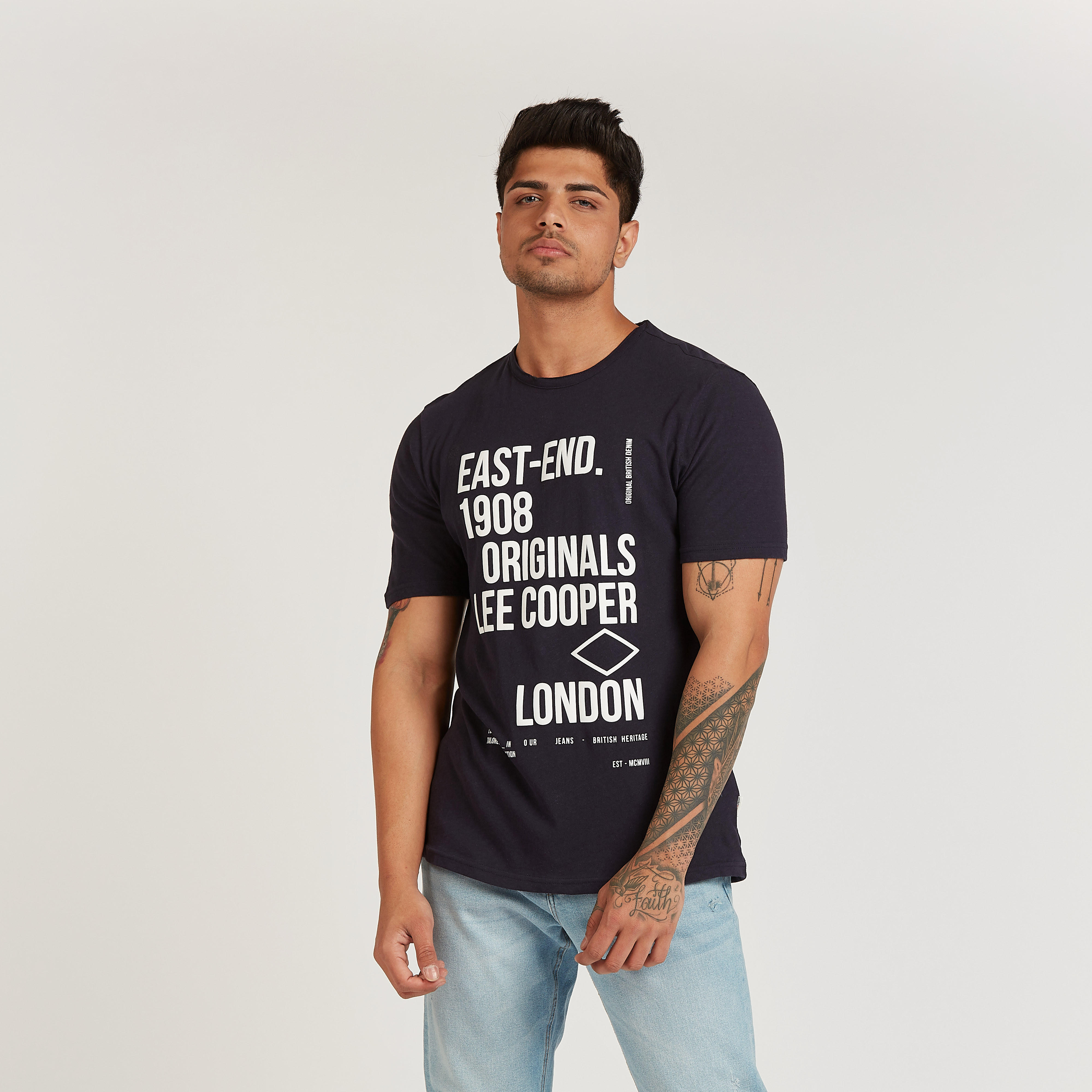 تيشيرت بياقة ضيقة وأكمام قصيرة وطبعات تيبوغرافيك من لي كوبر-men-clothing-tshirtsandpolos-tshirts-image-5
