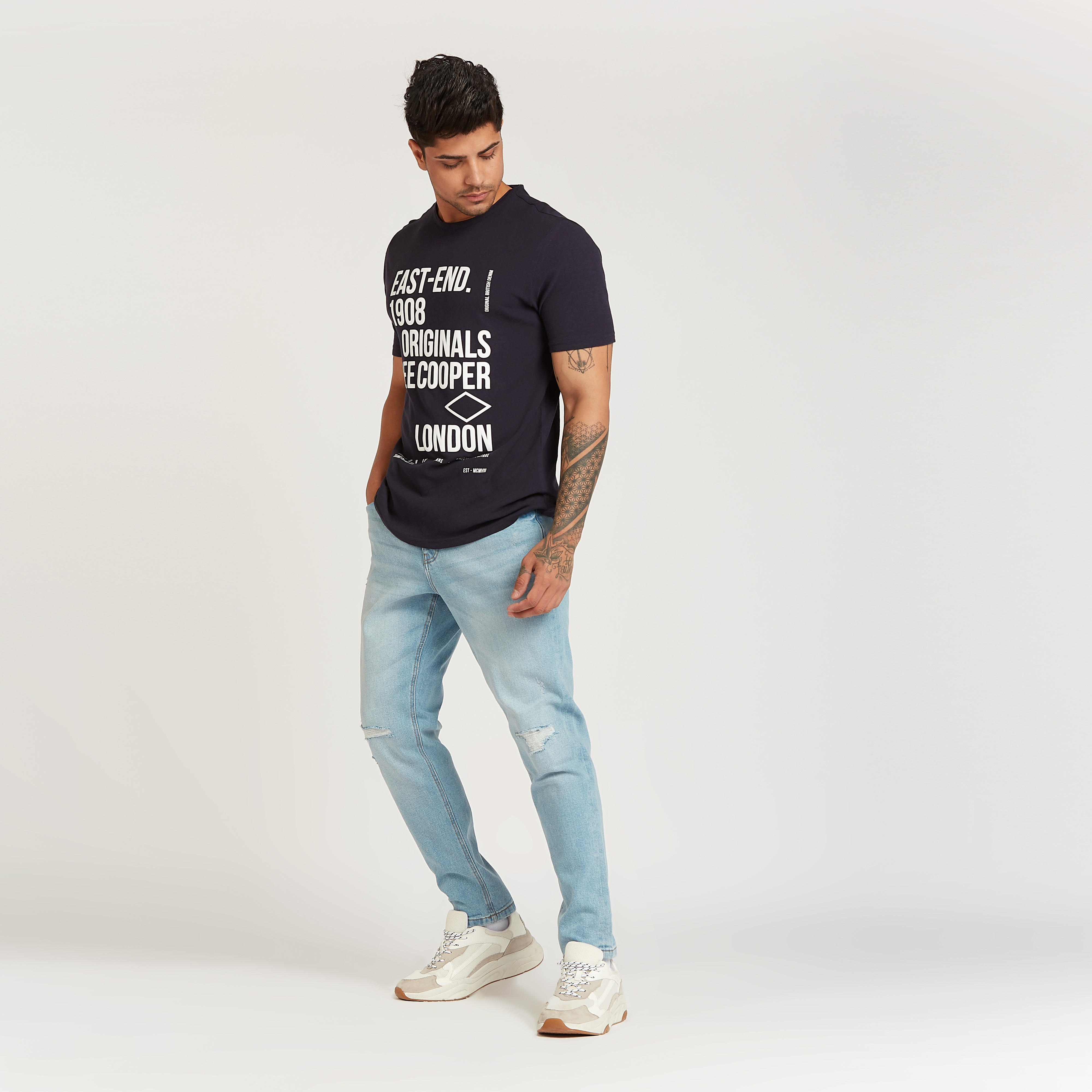 تيشيرت بياقة ضيقة وأكمام قصيرة وطبعات تيبوغرافيك من لي كوبر-men-clothing-tshirtsandpolos-tshirts-image-4