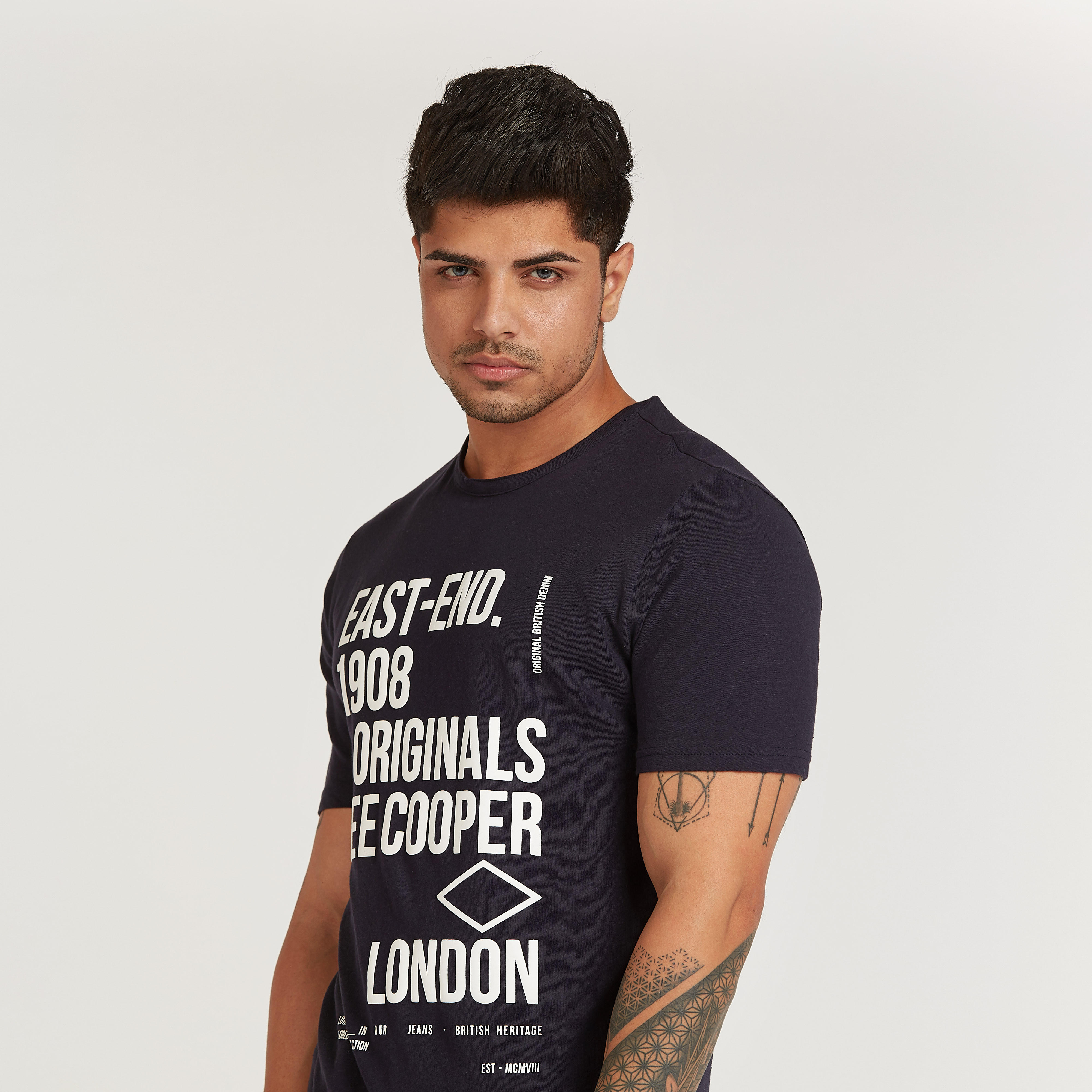 تيشيرت بياقة ضيقة وأكمام قصيرة وطبعات تيبوغرافيك من لي كوبر-men-clothing-tshirtsandpolos-tshirts-image-3